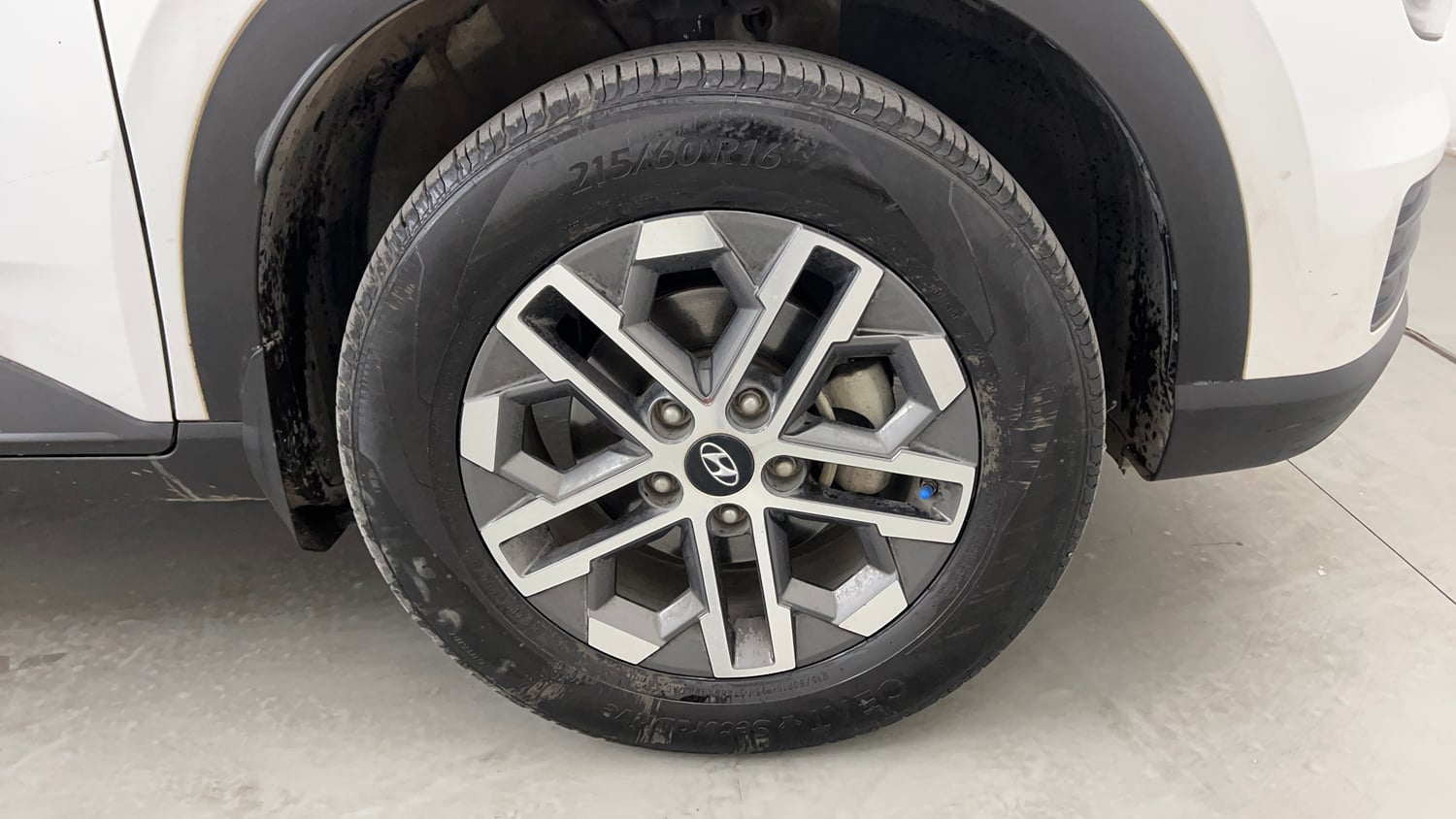 Used 2024 Hyundai Venue SX (O) 1.0 Turbo DCT Petrol Automatic tyres RIGHT FRONT TYRE RIM VIEW