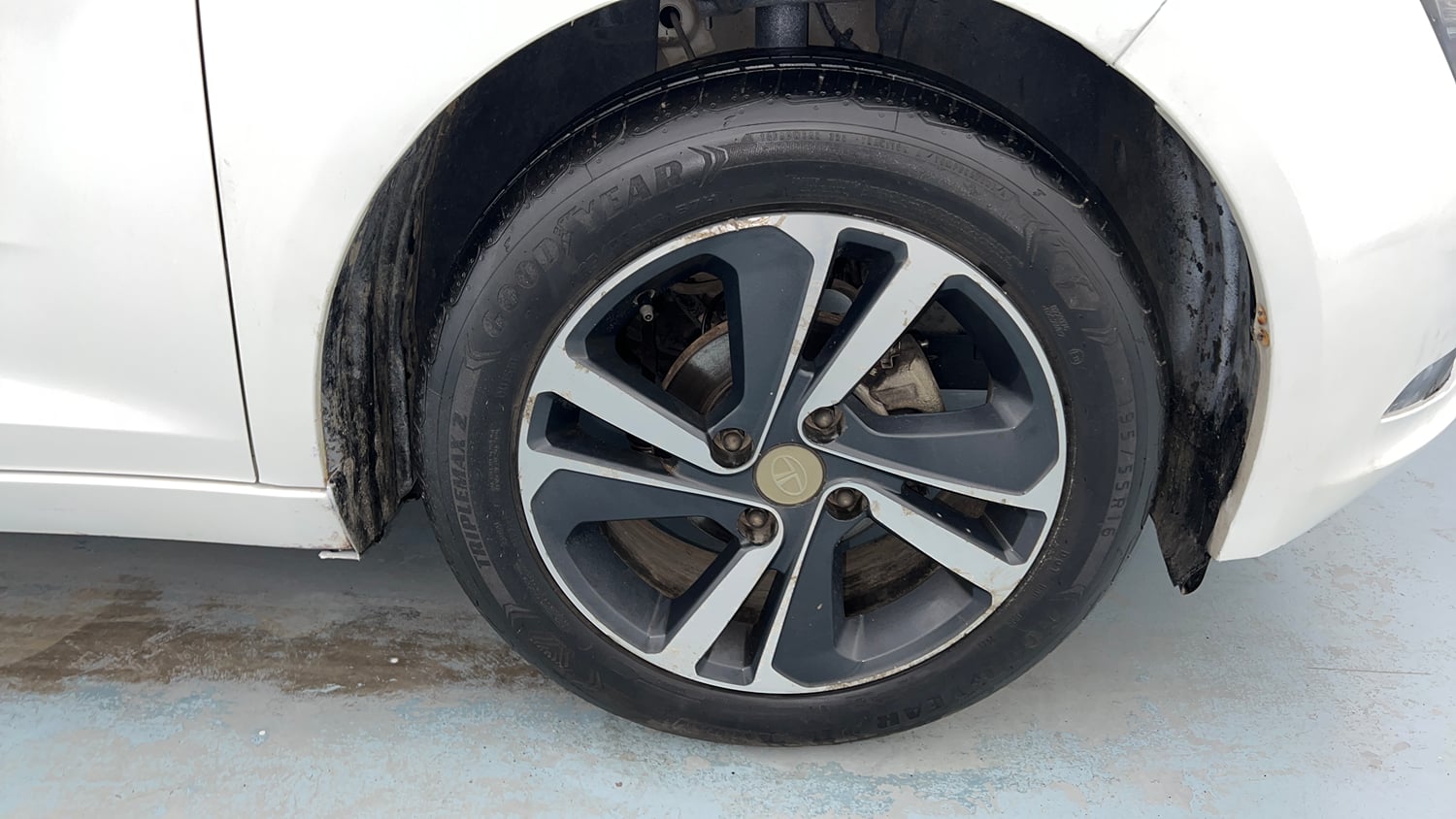 Used 2020 Tata Altroz XZ Petrol Petrol Manual tyres RIGHT FRONT TYRE RIM VIEW