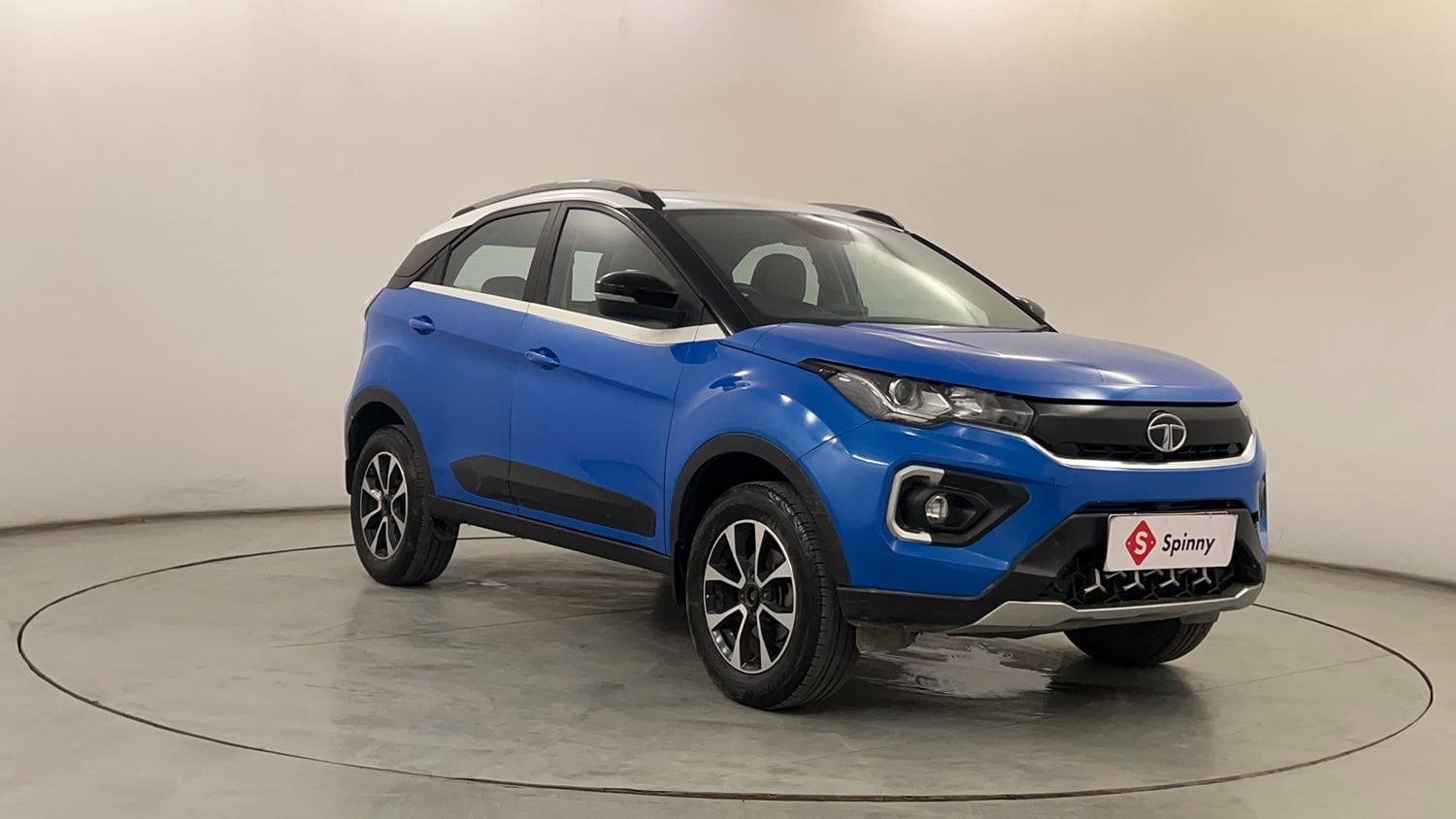 Used 2020 Tata Nexon XZA Plus (O) Dual Tone Petrol Automatic exterior RIGHT FRONT CORNER VIEW