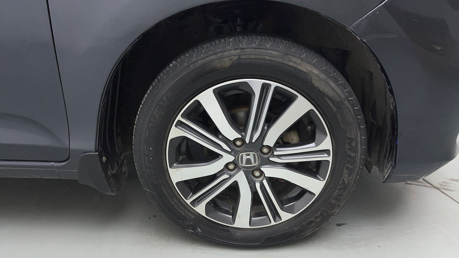 Used 2023 Honda Amaze VX 1.2 Petrol CVT Petrol Automatic tyres RIGHT FRONT TYRE RIM VIEW