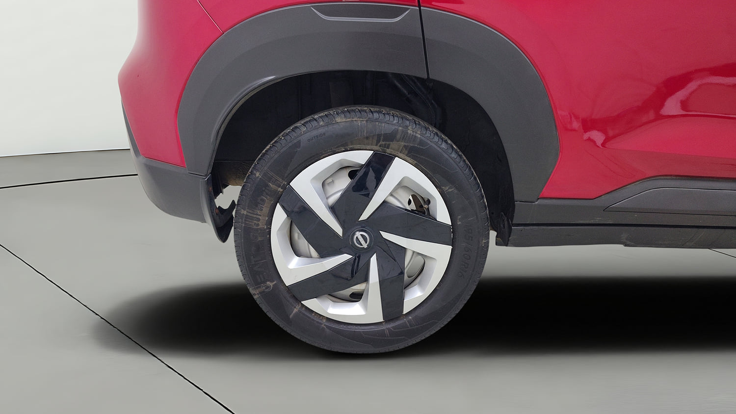 Used 2025 Nissan Magnite XE Petrol Manual tyres RIGHT REAR TYRE RIM VIEW