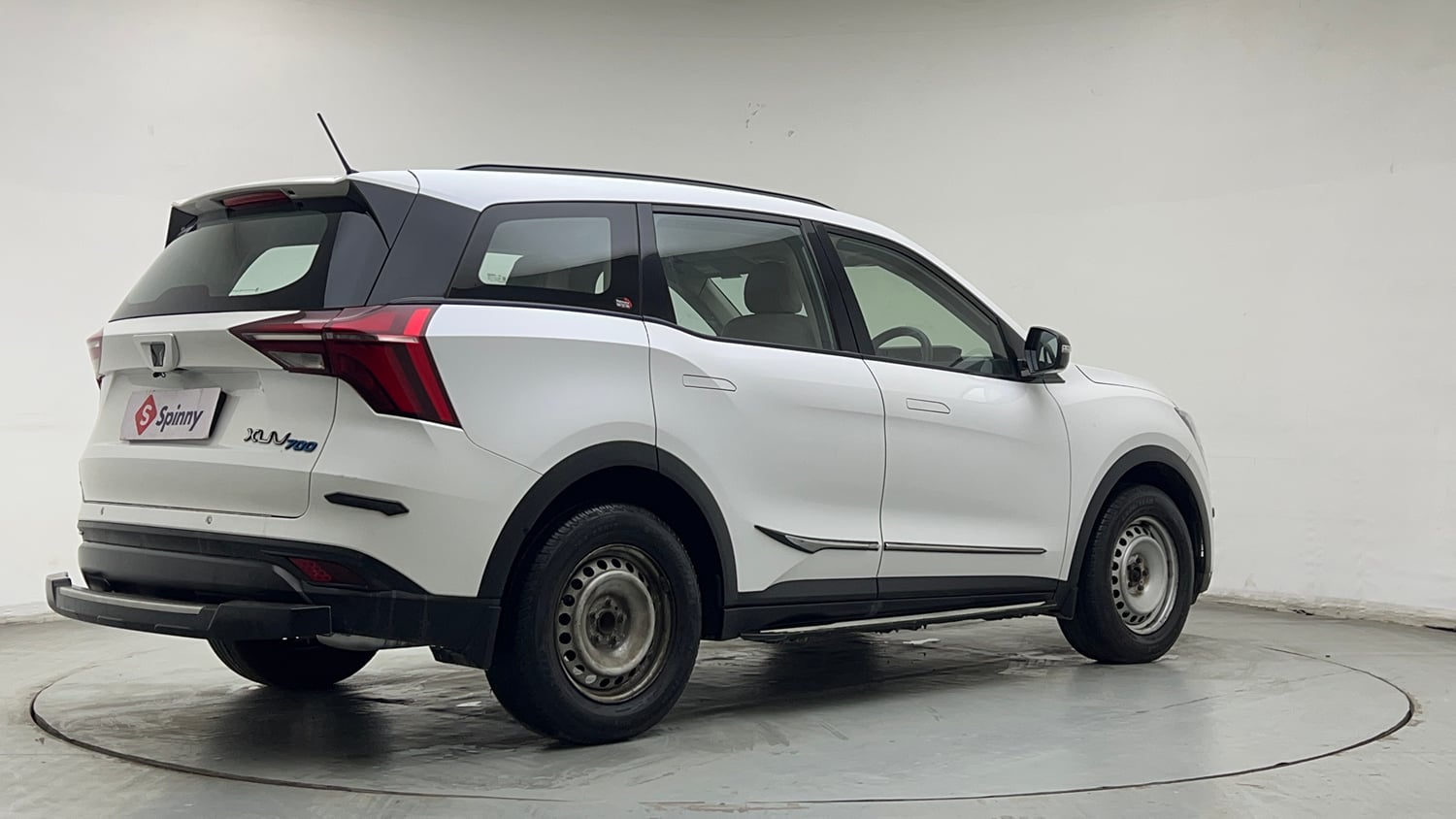 Used 2022 Mahindra XUV700 MX Petrol MT 5 STR Petrol Manual exterior RIGHT REAR CORNER VIEW