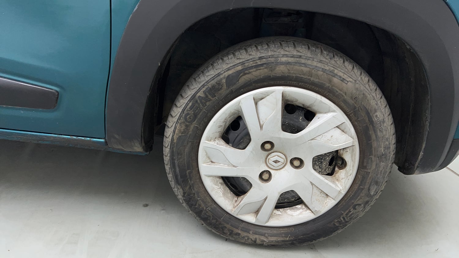 Used 2022 Renault Kwid RXT 1.0 Petrol Manual tyres RIGHT FRONT TYRE RIM VIEW