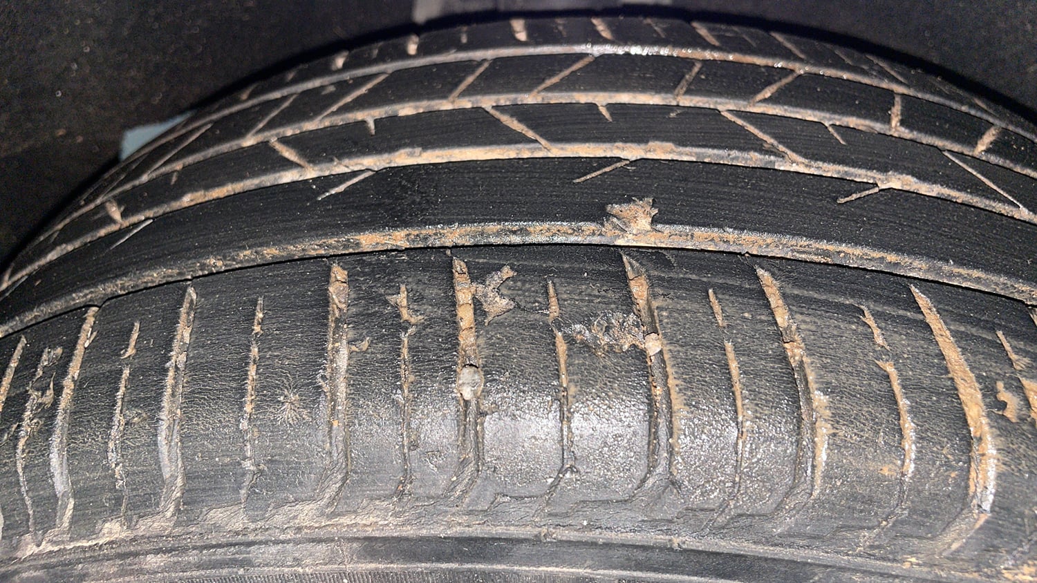 Used 2016 Maruti Suzuki Baleno Zeta 1.2 Petrol Manual tyres RIGHT REAR TYRE TREAD VIEW