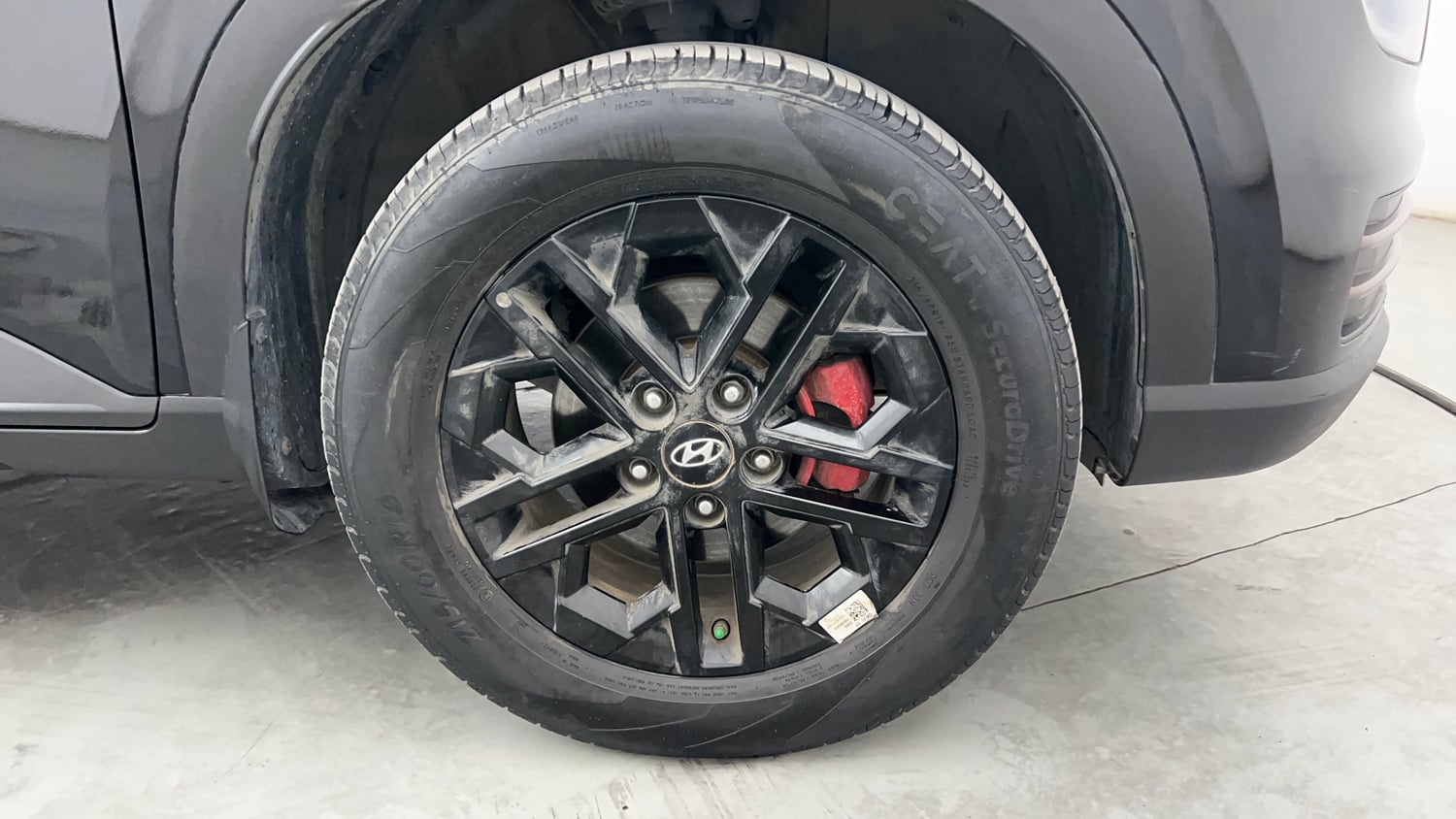 Used 2023 Hyundai Venue SX(O) 1.0 Turbo DCT Knight Edition Petrol Automatic tyres RIGHT FRONT TYRE RIM VIEW