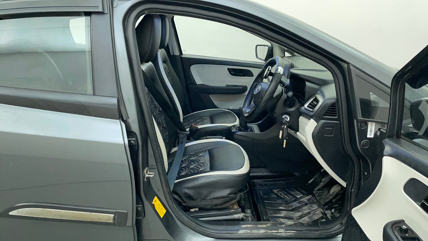 Used 2022 Tata Altroz XM Plus Petrol Petrol Manual interior RIGHT SIDE FRONT DOOR CABIN VIEW