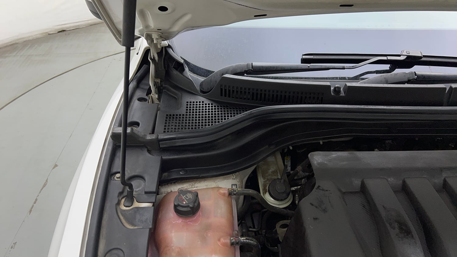 Used 2022 Mahindra XUV700 MX Petrol MT 5 STR Petrol Manual engine ENGINE RIGHT SIDE HINGE & APRON VIEW