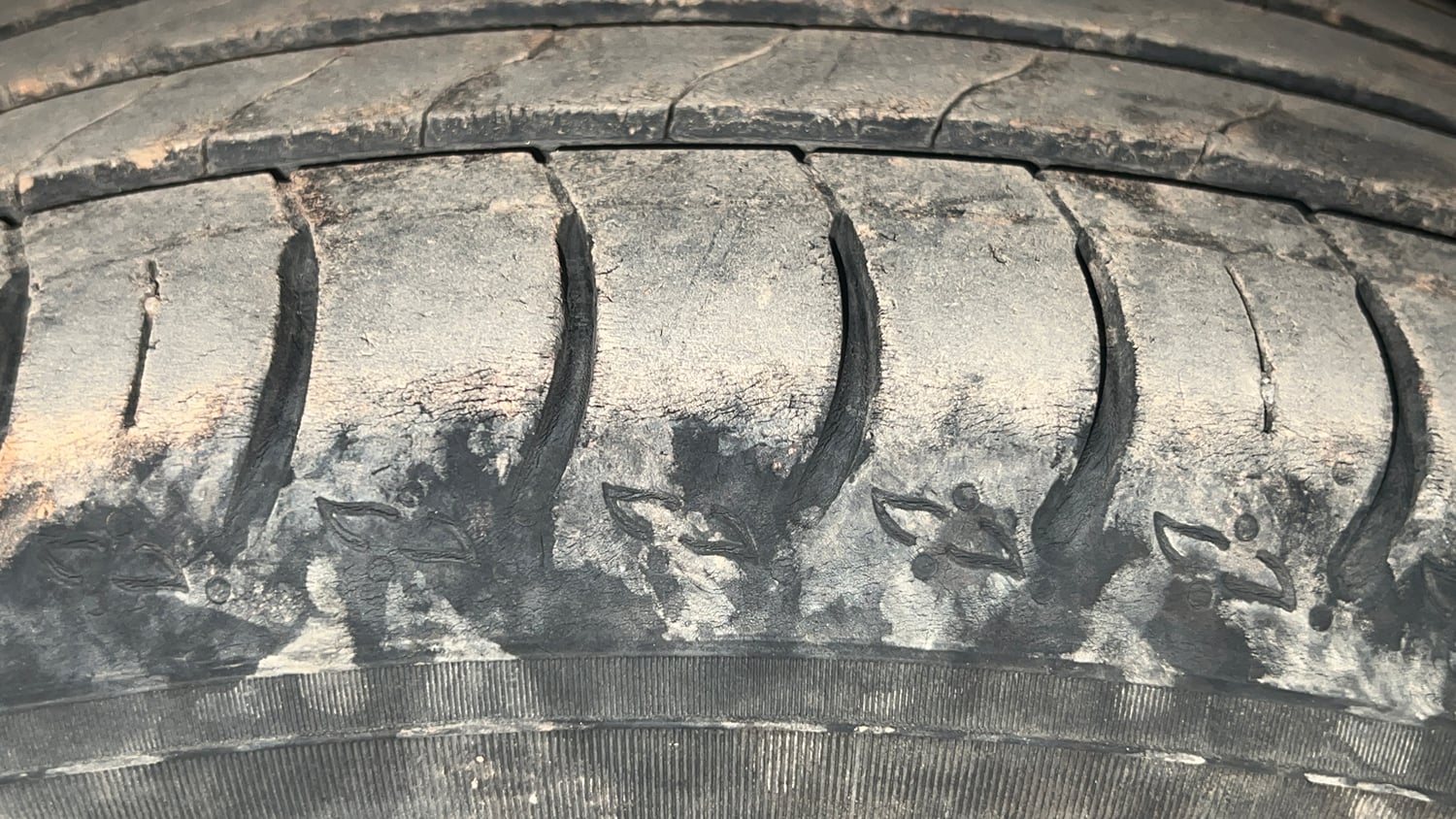Used 2023 Volkswagen Taigun Topline 1.0 TSI MT Petrol Manual tyres RIGHT REAR TYRE TREAD VIEW