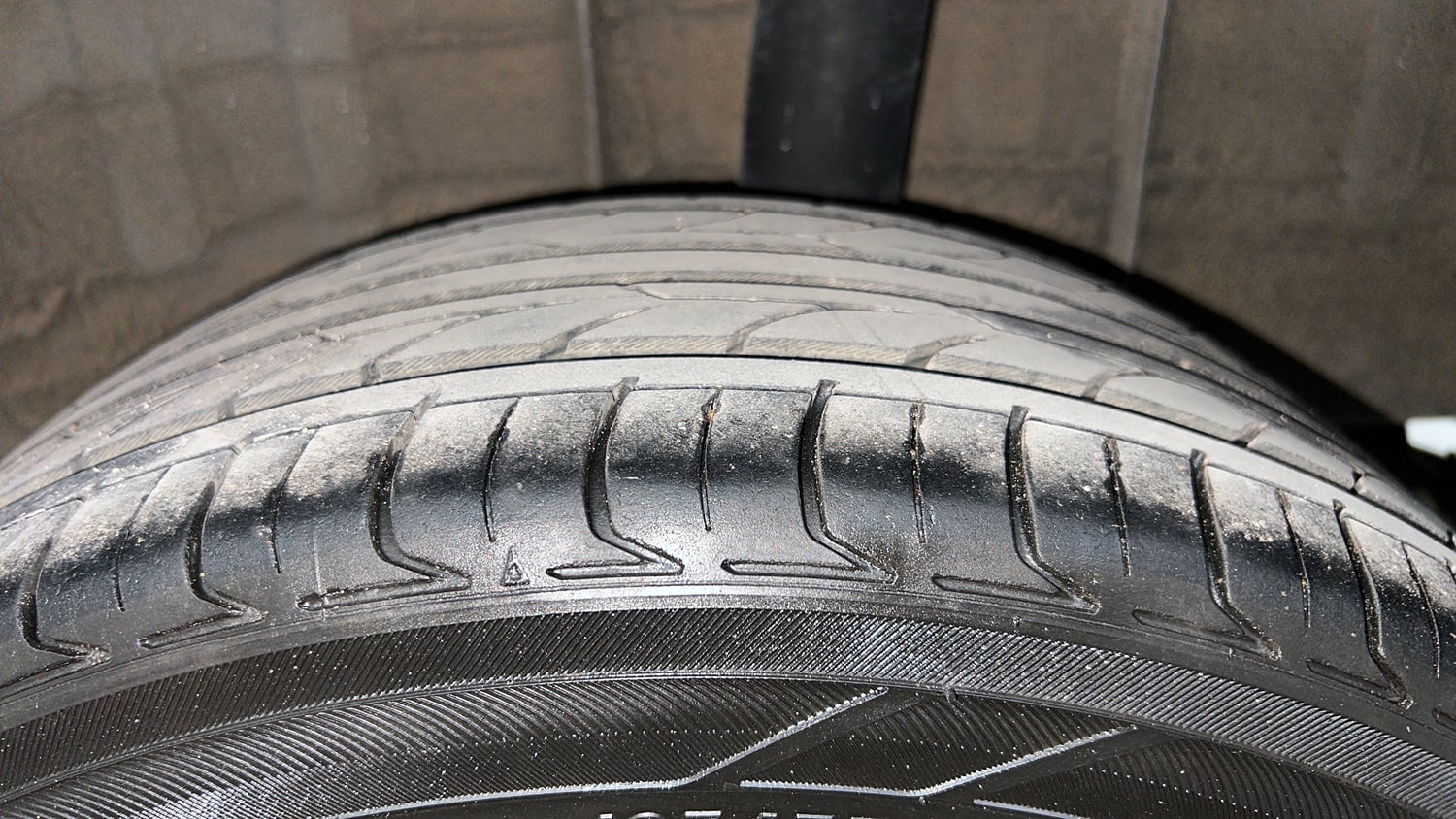 Used 2020 Renault Triber RXZ EASY-R AMT Petrol Automatic tyres LEFT REAR TYRE TREAD VIEW