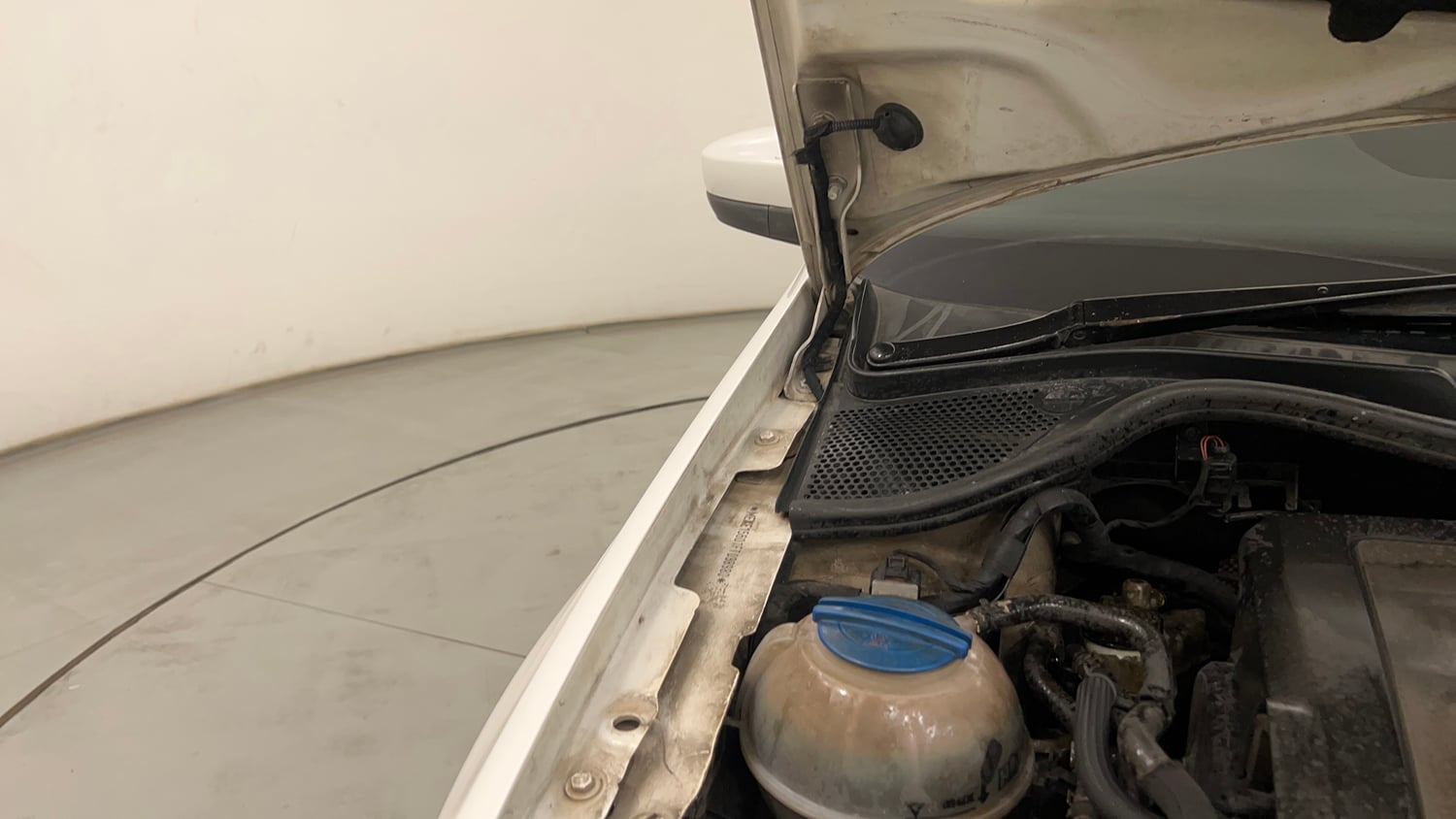 Used 2015 Volkswagen Polo Comfortline 1.5L (D) Diesel Manual engine ENGINE RIGHT SIDE HINGE & APRON VIEW