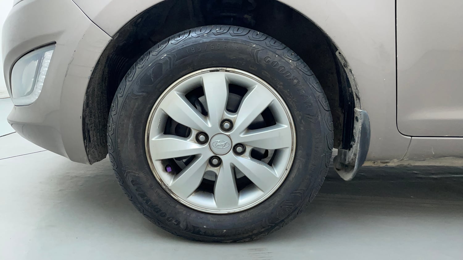 Used 2013 Hyundai i20 Asta 1.2 Petrol Manual tyres LEFT FRONT TYRE RIM VIEW