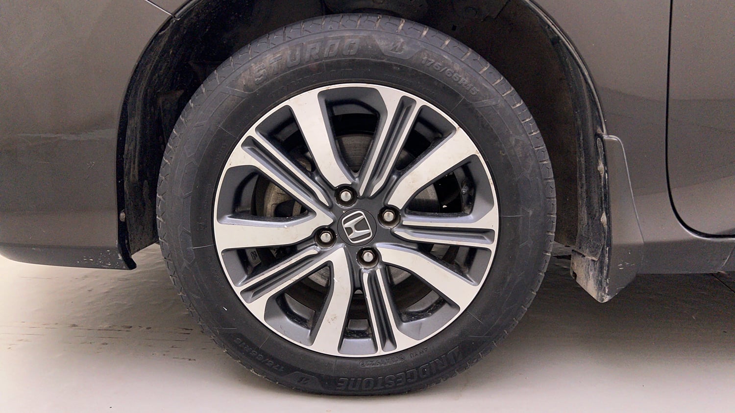 Used 2017 Honda City V Petrol Petrol Manual tyres LEFT FRONT TYRE RIM VIEW