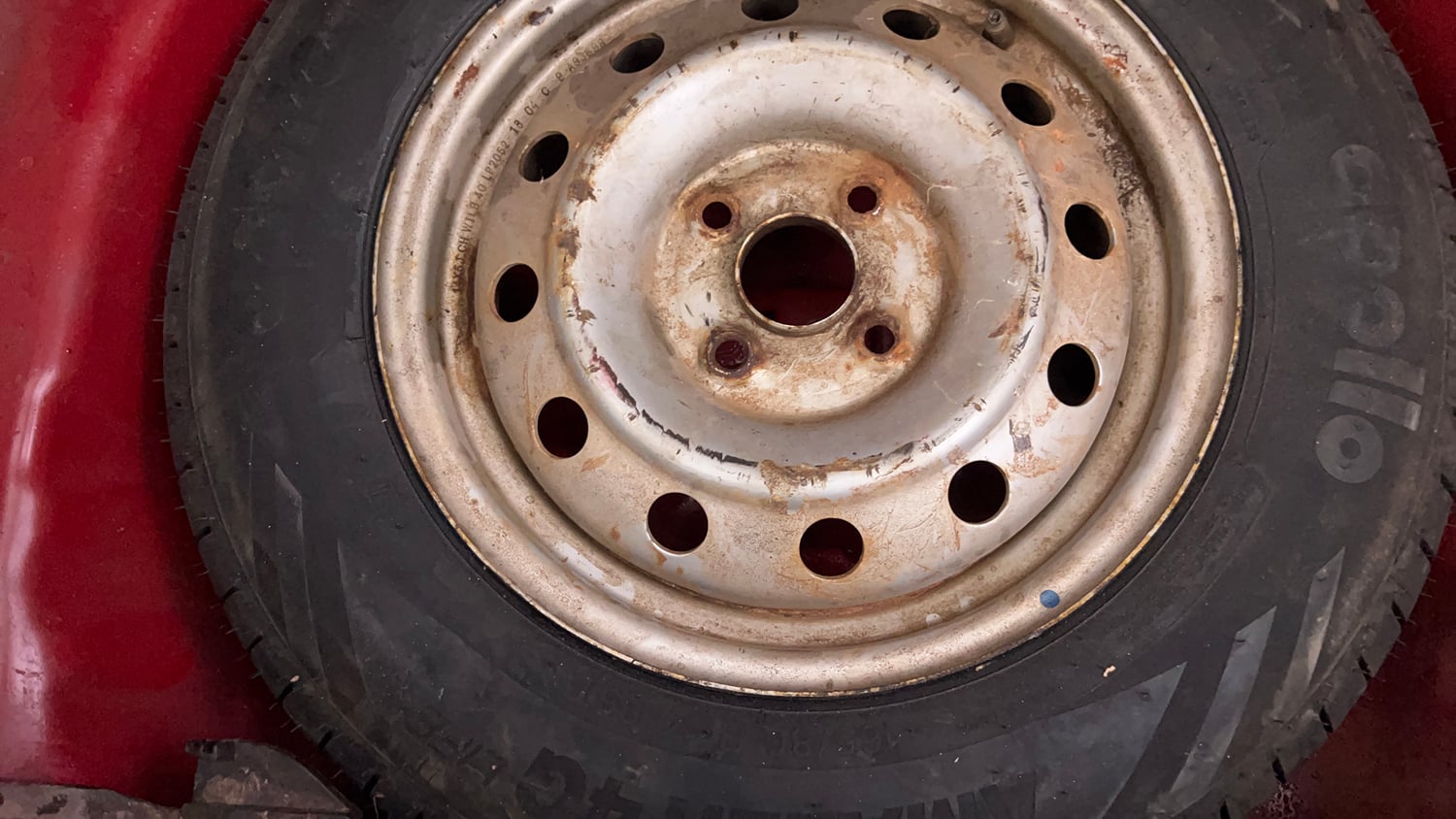 Used 2018 Maruti Suzuki Swift LXi Petrol Manual tyres SPARE TYRE VIEW