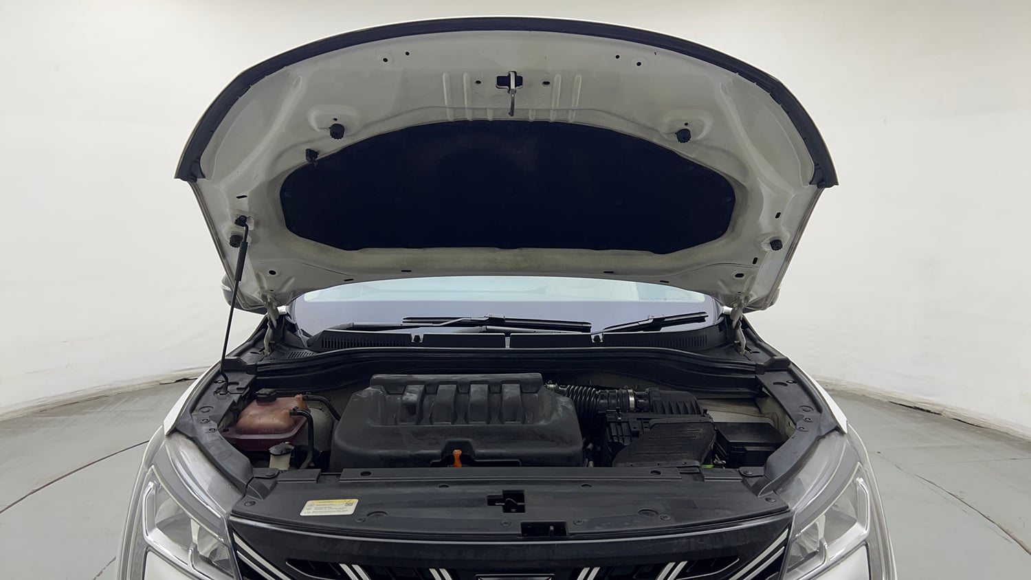 Used 2022 Mahindra XUV700 MX Petrol MT 5 STR Petrol Manual engine ENGINE & BONNET OPEN FRONT VIEW