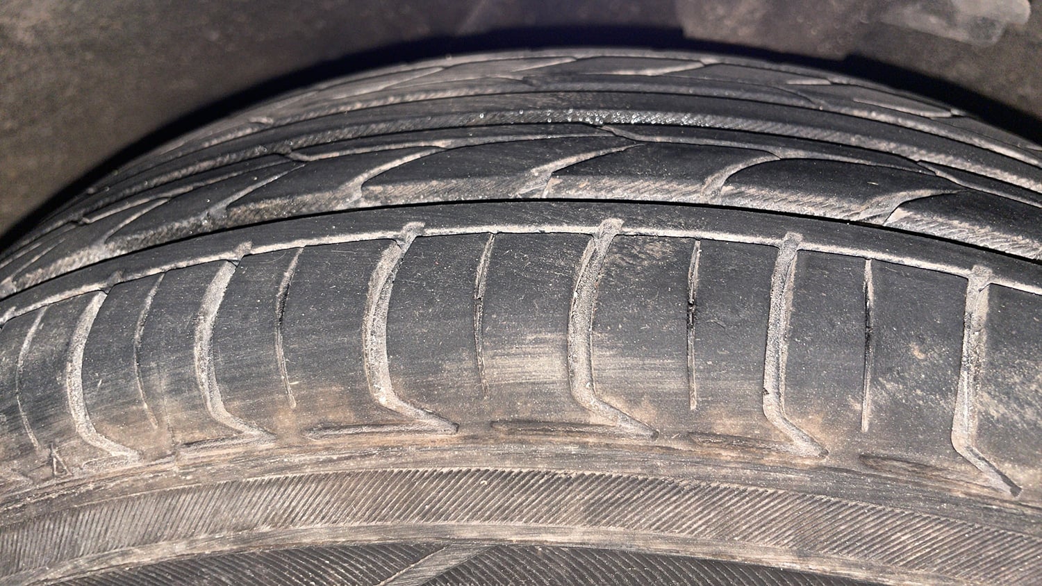 Used 2013 Hyundai i10 Sportz 1.2 Kappa2 Petrol Manual tyres RIGHT FRONT TYRE TREAD VIEW