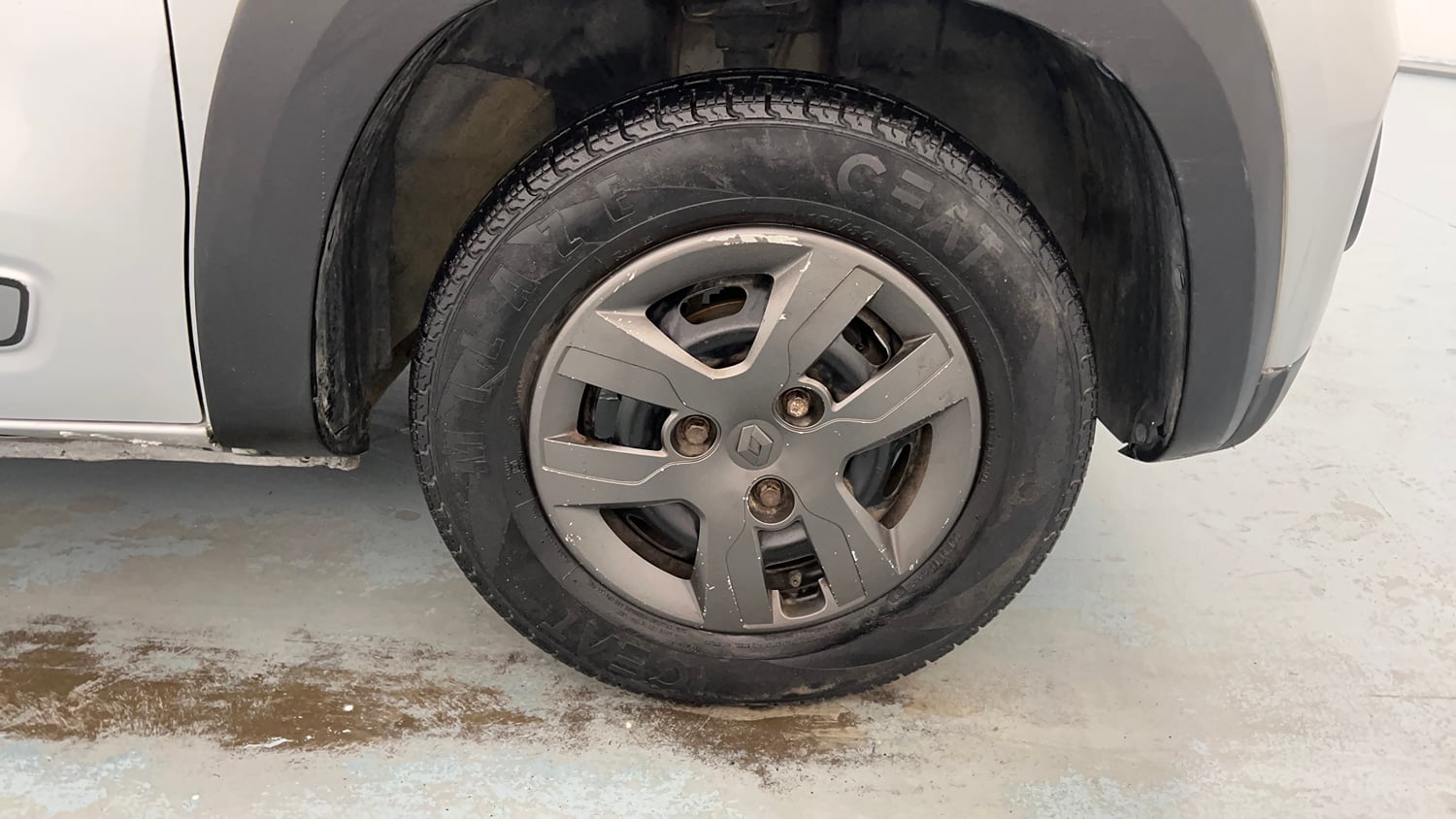 Used 2018 Renault Kwid 1.0 RXT Opt Petrol Manual tyres RIGHT FRONT TYRE RIM VIEW