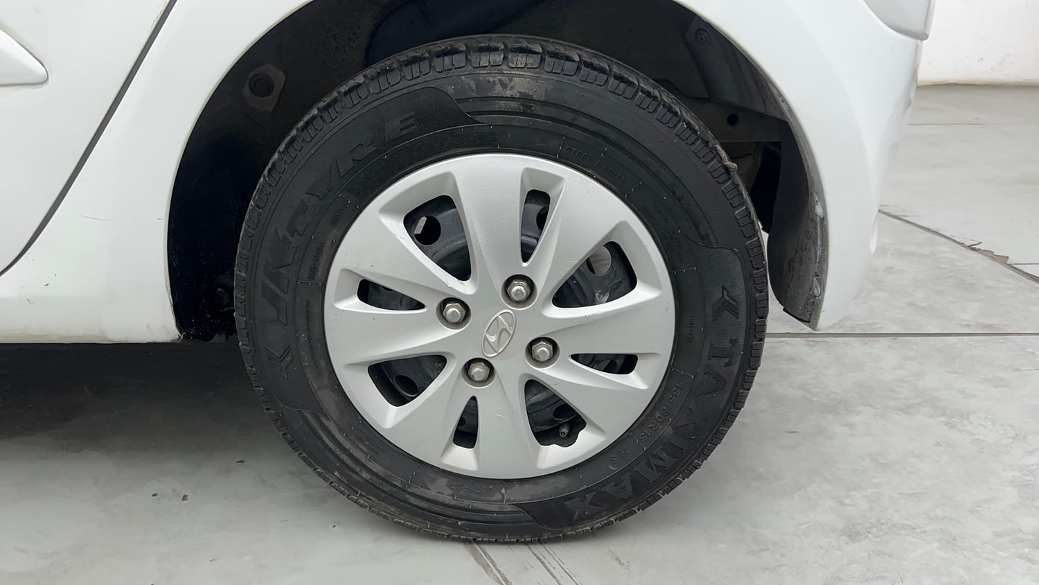 Used 2013 Hyundai i10 Sportz 1.2 Kappa2 Petrol Manual tyres LEFT REAR TYRE RIM VIEW