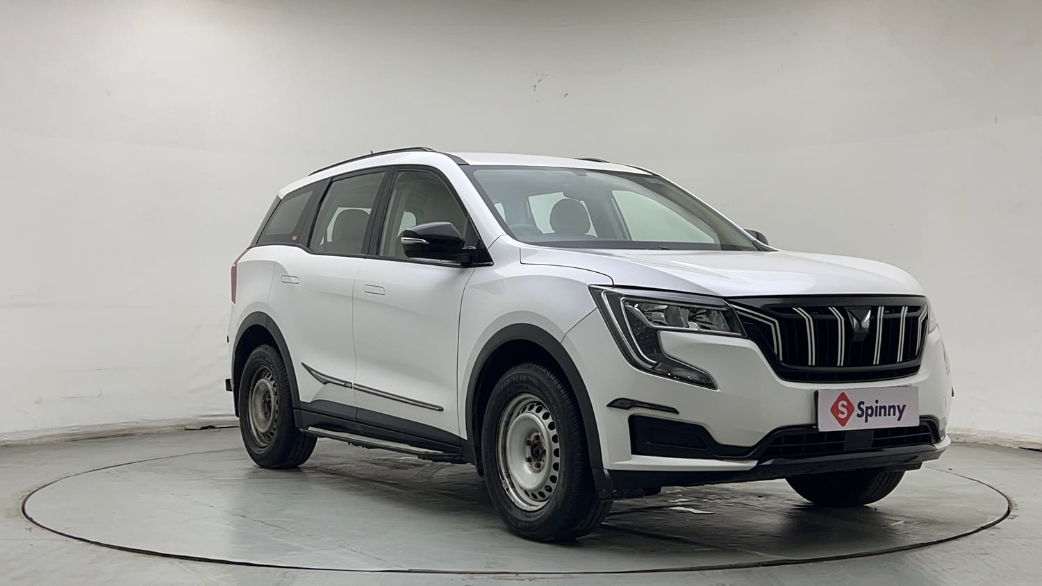Used 2022 Mahindra XUV700 MX Petrol MT 5 STR Petrol Manual exterior RIGHT FRONT CORNER VIEW