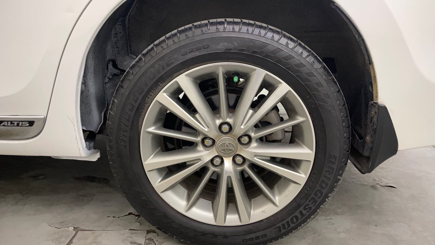 Used 2015 Toyota Corolla Altis VL AT Petrol Petrol Automatic tyres LEFT REAR TYRE RIM VIEW