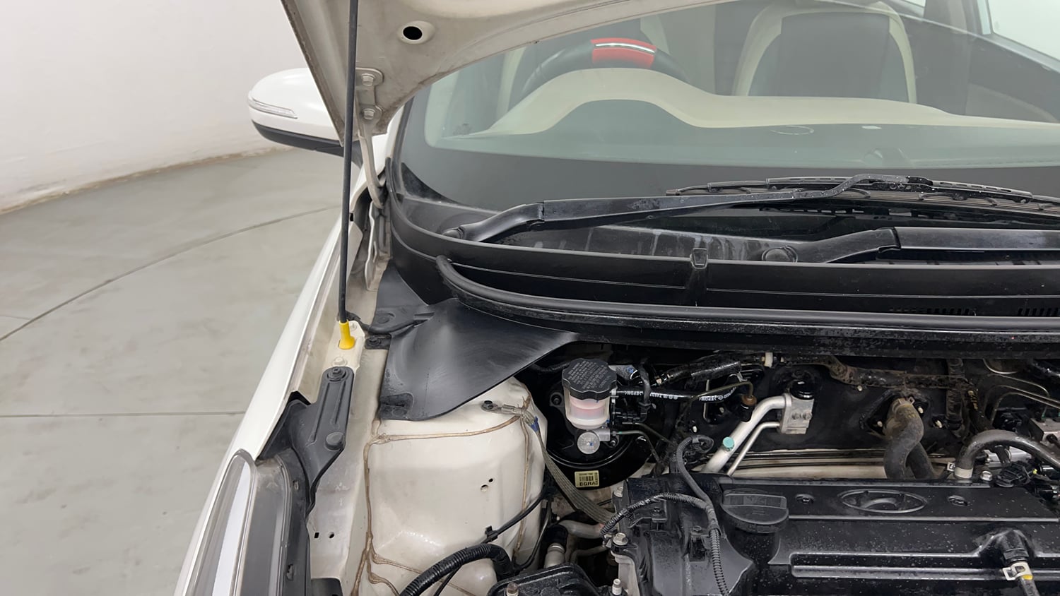 Used 2015 Hyundai Elite i20 Asta 1.2 Petrol Manual engine ENGINE RIGHT SIDE HINGE & APRON VIEW
