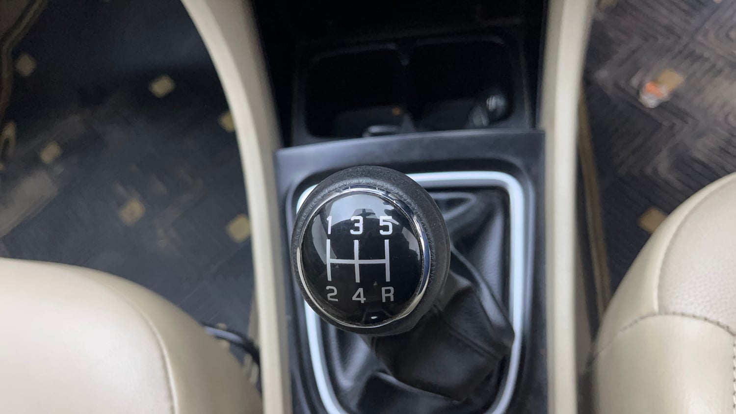 Used 2017 Maruti Suzuki Ciaz ZXI+ Petrol Manual interior GEAR  KNOB VIEW