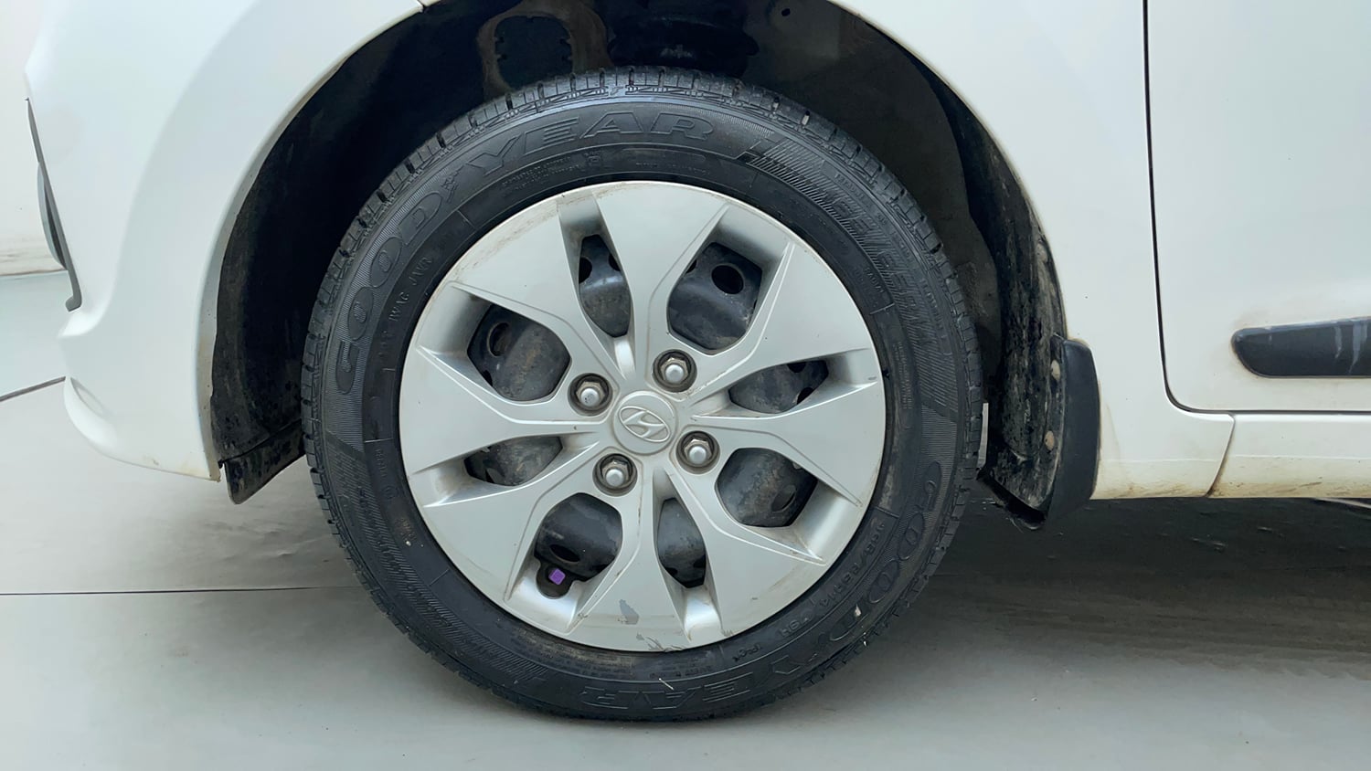 Used 2016 Hyundai Xcent S 1.2 Petrol Manual tyres LEFT FRONT TYRE RIM VIEW