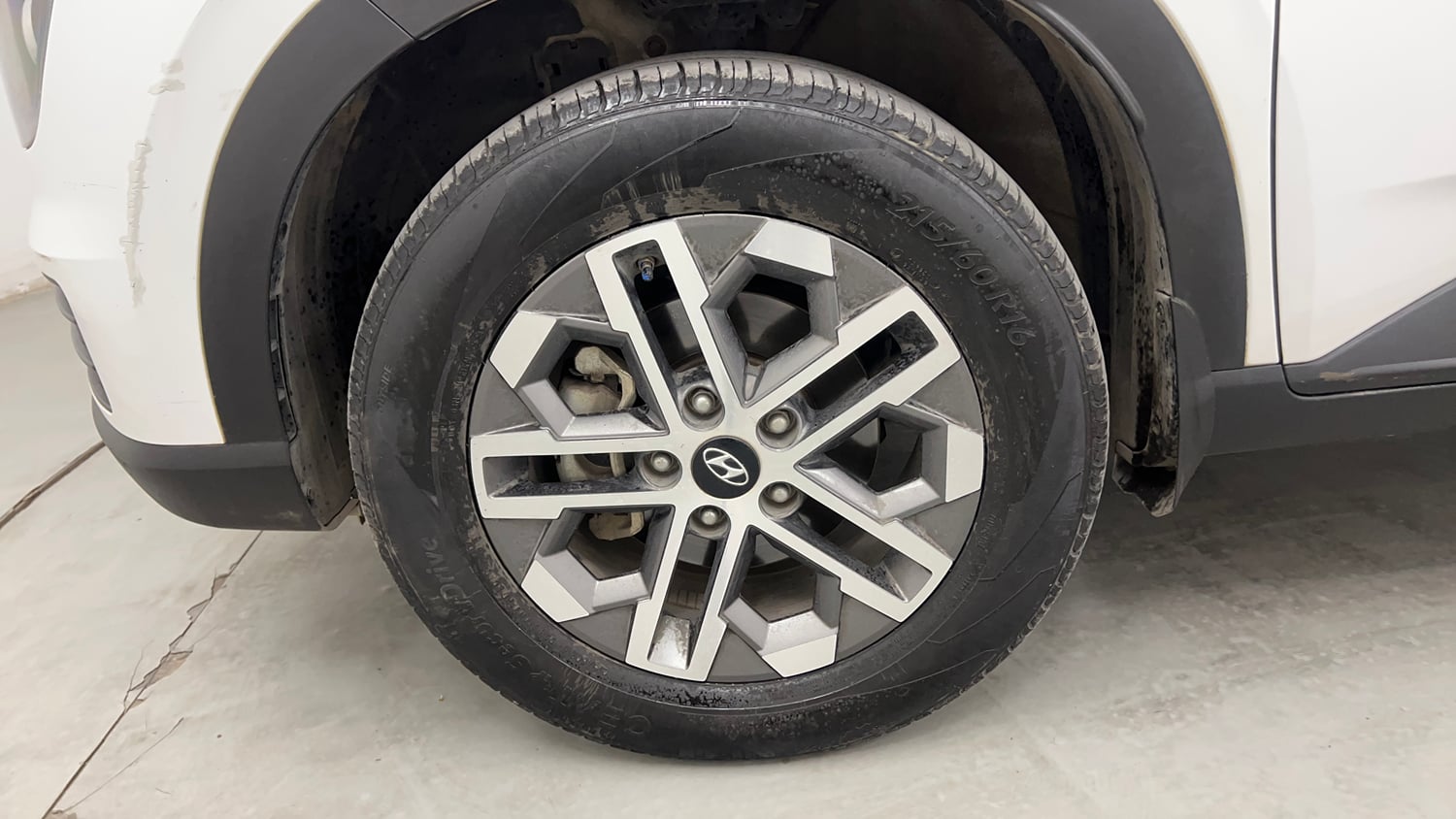 Used 2024 Hyundai Venue SX (O) 1.0 Turbo DCT Petrol Automatic tyres LEFT FRONT TYRE RIM VIEW