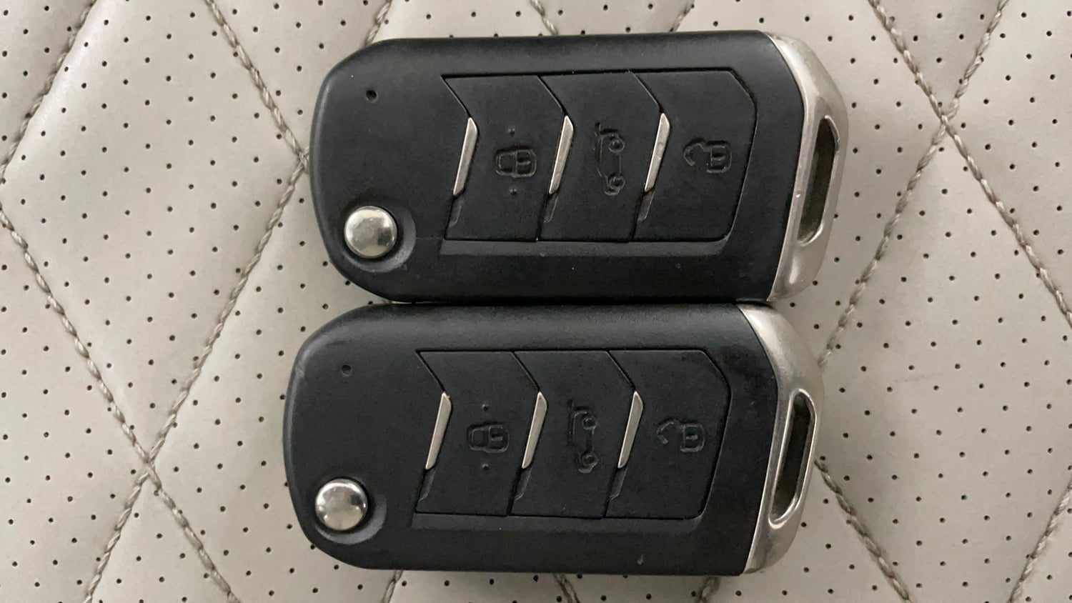 Used 2022 Mahindra XUV700 AX 5 Petrol AT 5 STR Petrol Automatic extra CAR KEY VIEW