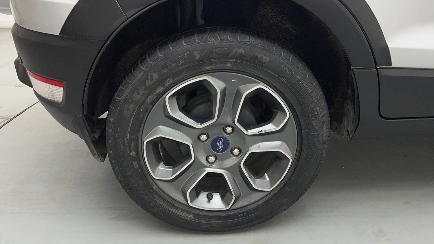 Used 2021 Ford EcoSport S MT 1.5 Ti-VCT Petrol Manual tyres RIGHT REAR TYRE RIM VIEW