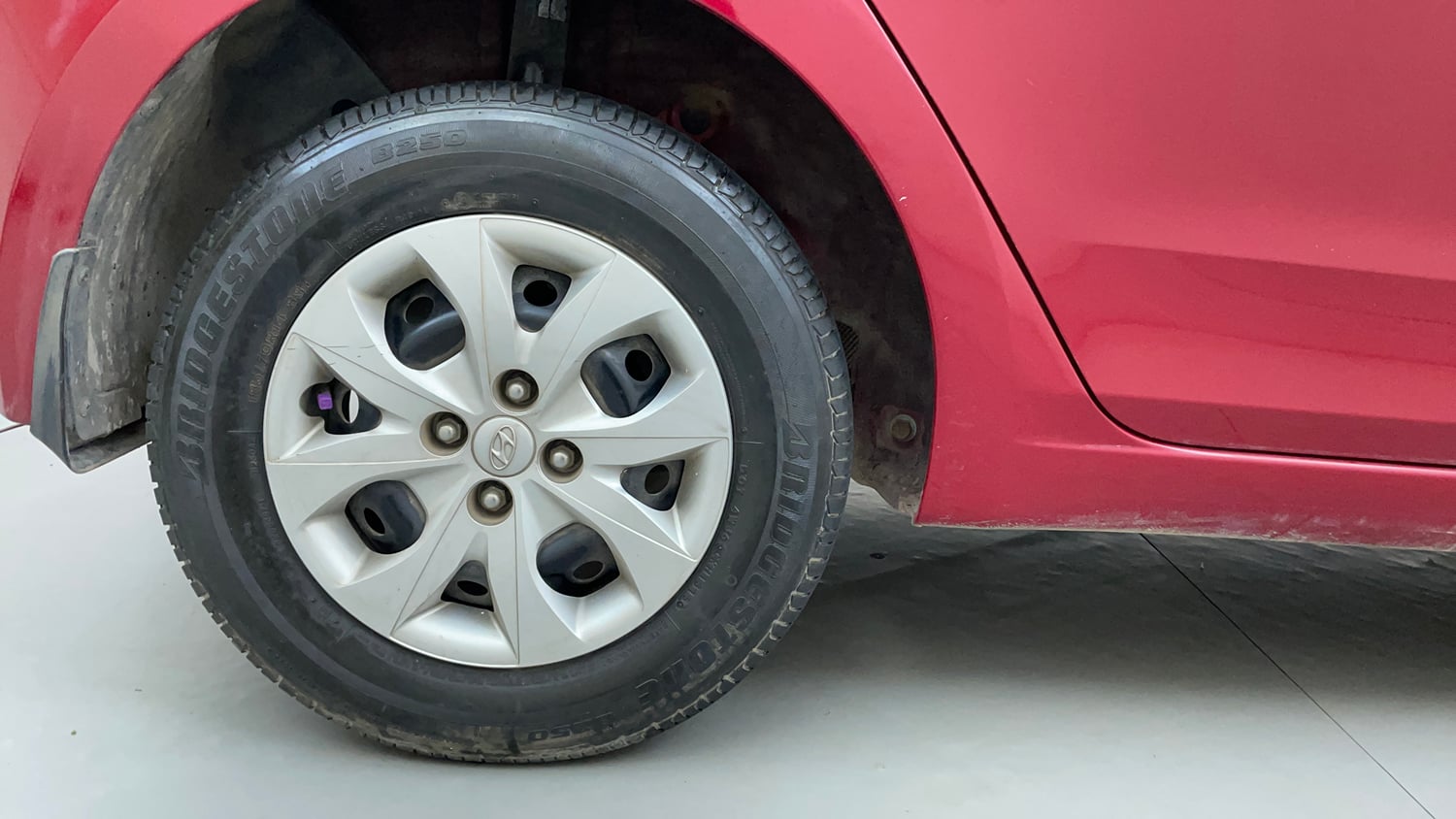 Used 2015 Hyundai Elite i20 Magna 1.2 Petrol Manual tyres RIGHT REAR TYRE RIM VIEW