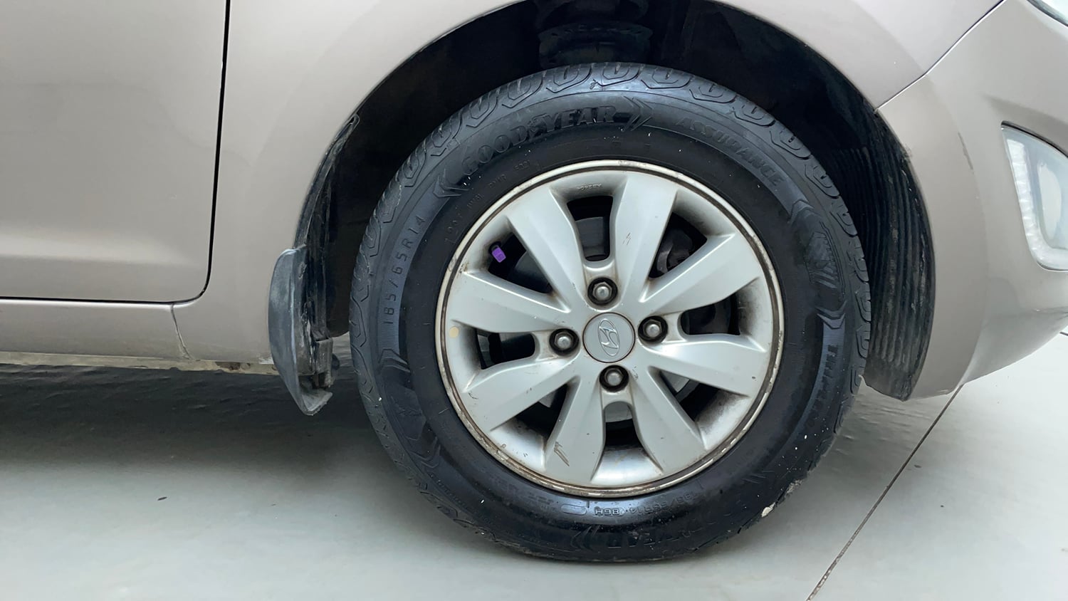 Used 2013 Hyundai i20 Asta 1.2 Petrol Manual tyres RIGHT FRONT TYRE RIM VIEW