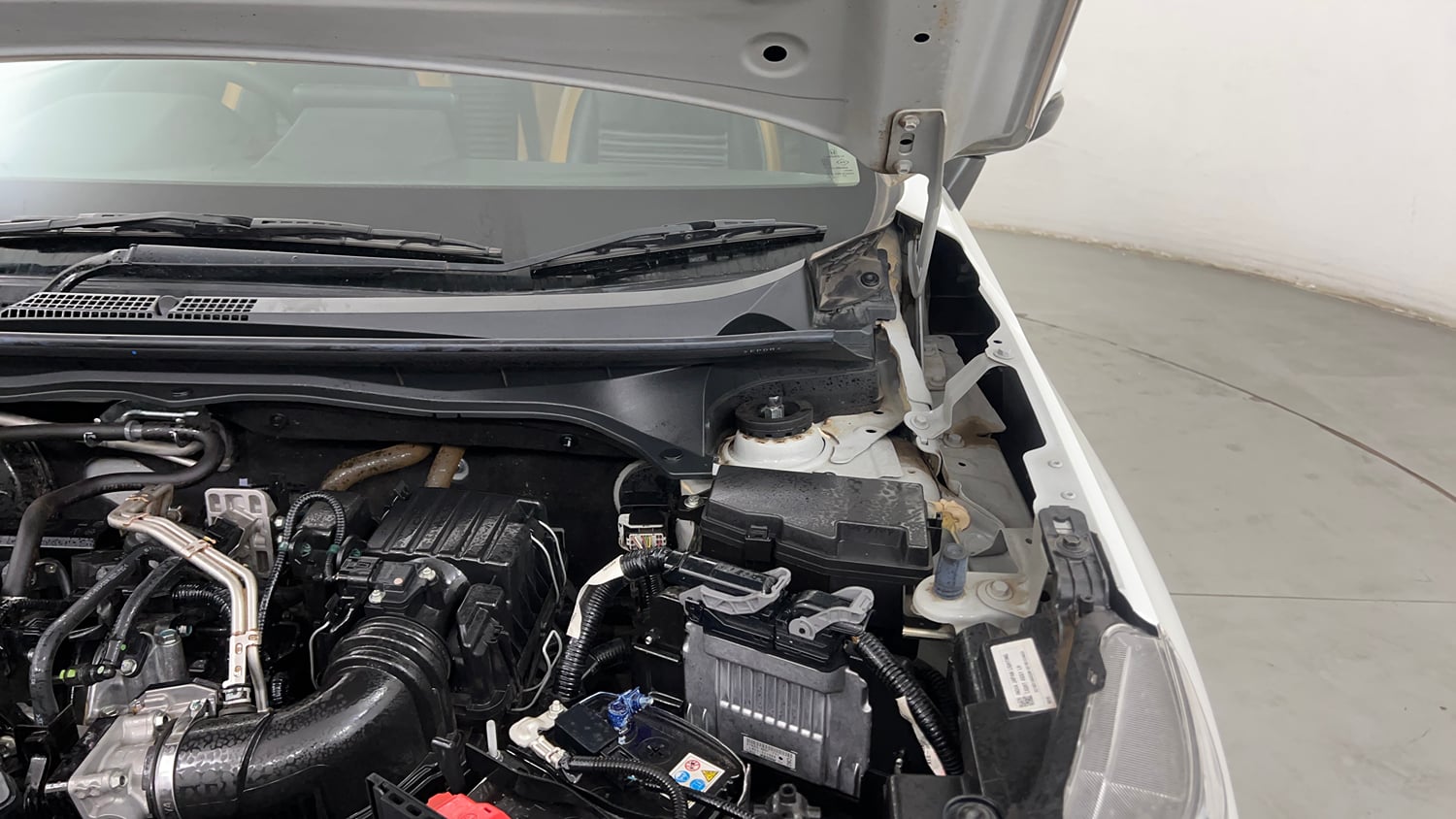 Used 2025 Honda Elevate V CVT Petrol Automatic engine ENGINE LEFT SIDE HINGE & APRON VIEW