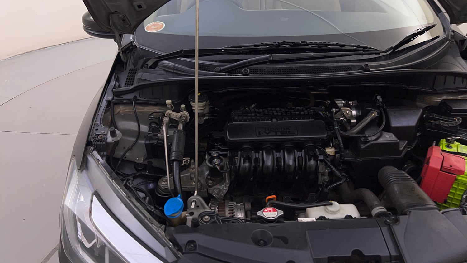 Used 2017 Honda City V Petrol Petrol Manual engine ENGINE RIGHT SIDE HINGE & APRON VIEW