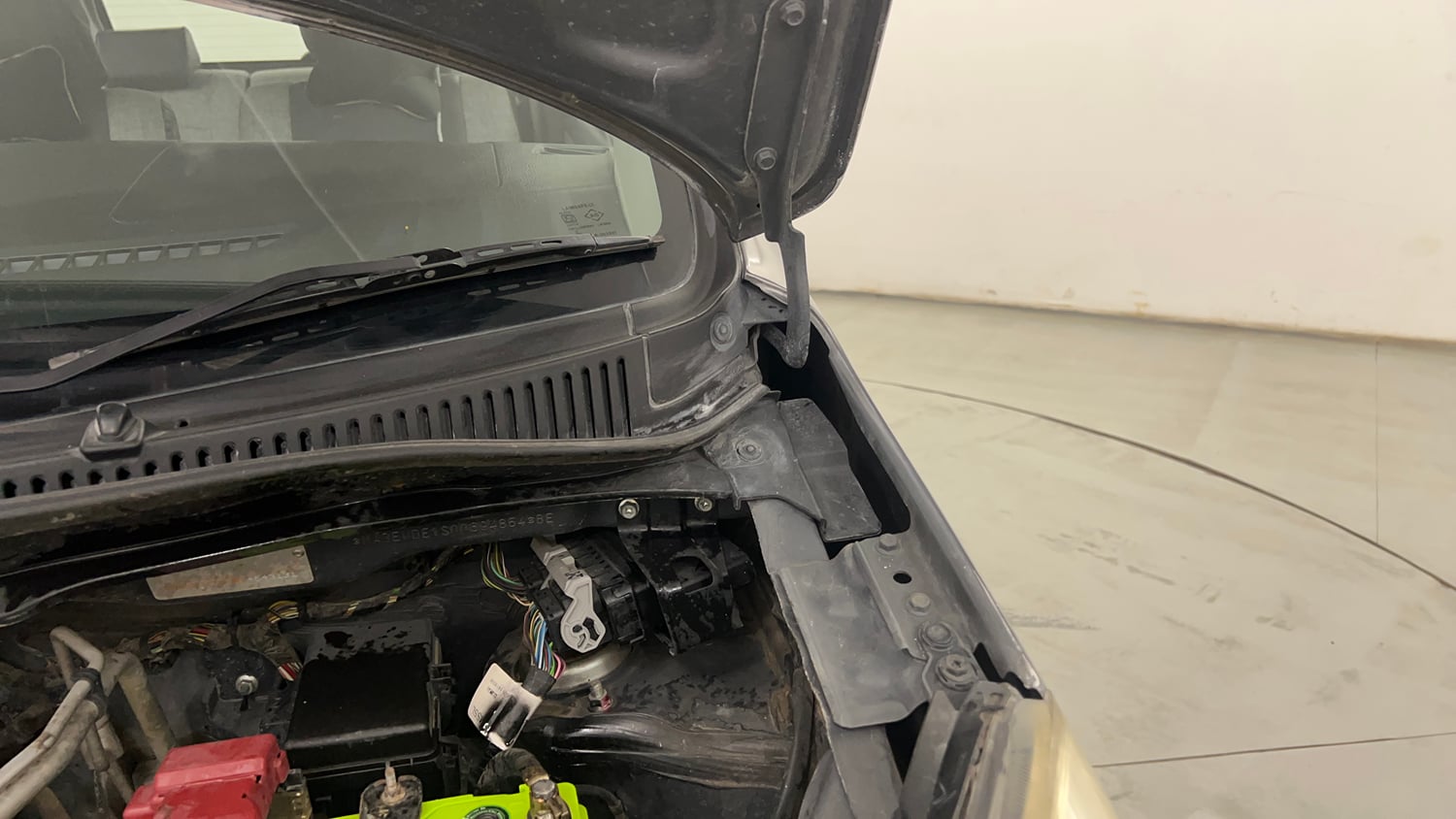 Used 2014 Maruti Suzuki Wagon R VXI Petrol Manual engine ENGINE LEFT SIDE HINGE & APRON VIEW