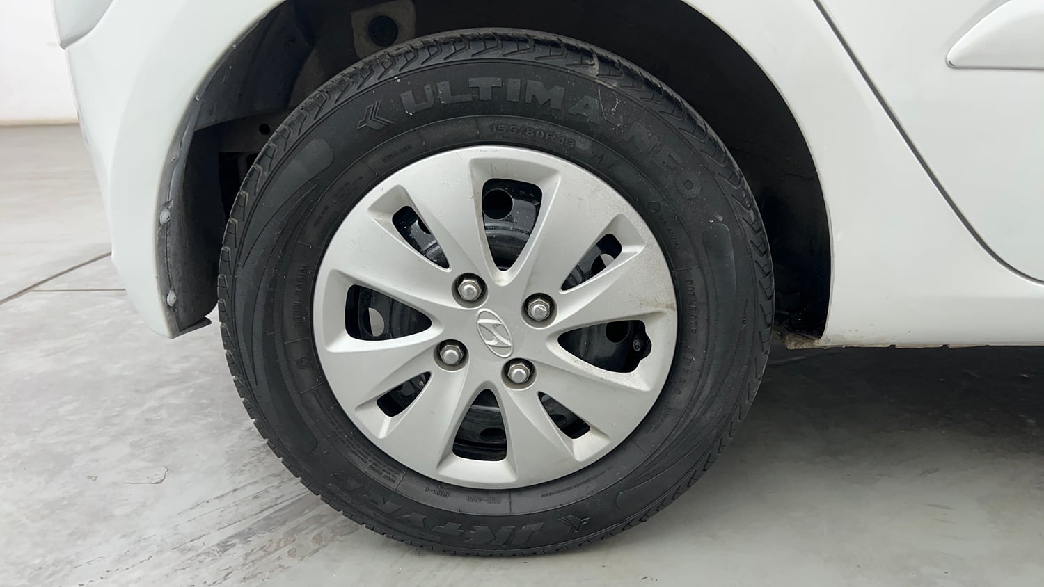 Used 2013 Hyundai i10 Sportz 1.2 Kappa2 Petrol Manual tyres RIGHT REAR TYRE RIM VIEW