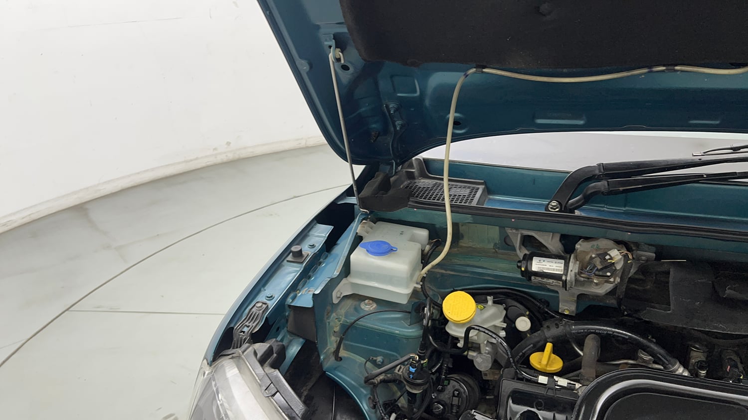 Used 2022 Renault Kwid RXT 1.0 Petrol Manual engine ENGINE RIGHT SIDE HINGE & APRON VIEW