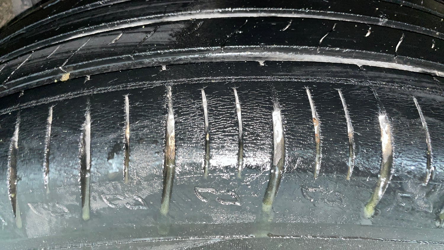 Used 2022 Mahindra XUV700 AX 5 Petrol AT 5 STR Petrol Automatic tyres LEFT REAR TYRE TREAD VIEW