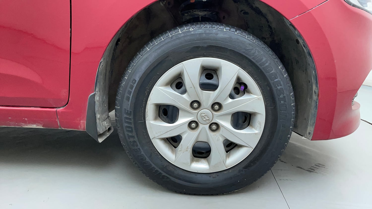 Used 2015 Hyundai Elite i20 Magna 1.2 Petrol Manual tyres RIGHT FRONT TYRE RIM VIEW