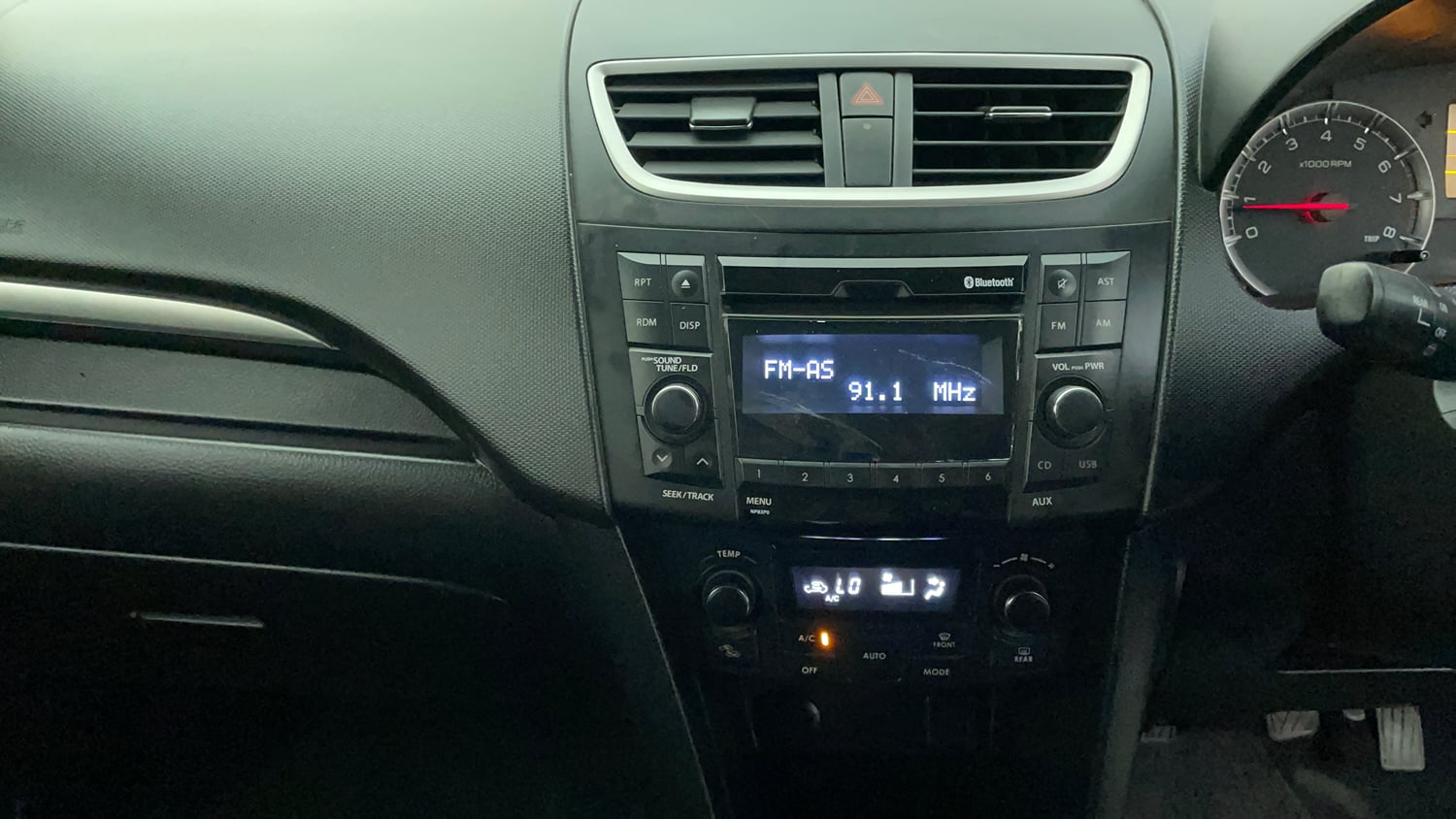 Used 2015 Maruti Suzuki Swift ZXi Petrol Manual interior MUSIC SYSTEM & AC CONTROL VIEW