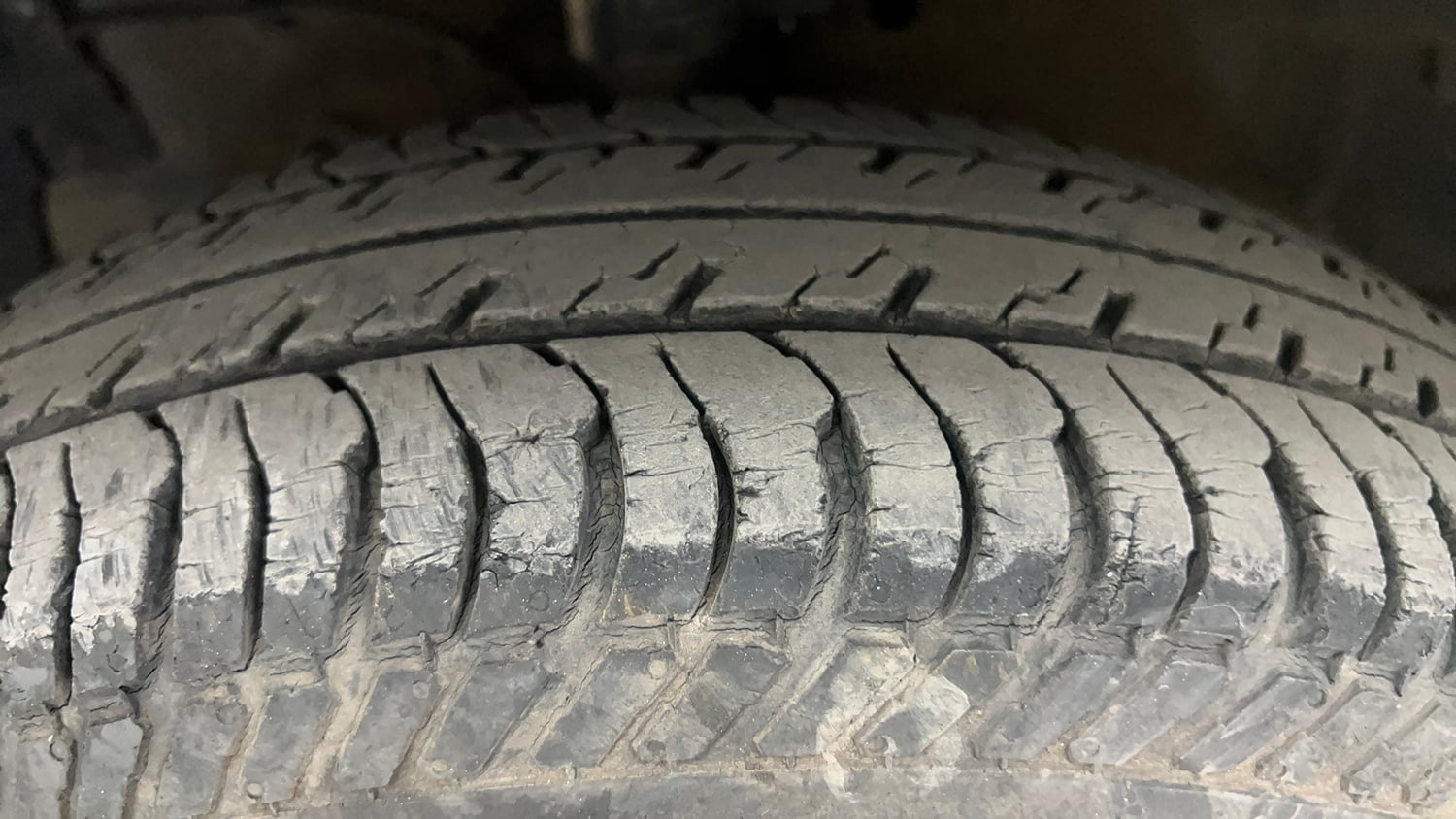 Used 2018 Maruti Suzuki Swift VXI (O) Petrol Manual tyres LEFT FRONT TYRE TREAD VIEW