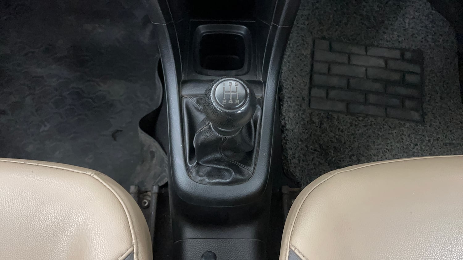 Used 2014 Maruti Suzuki Swift LXi Petrol Manual interior GEAR  KNOB VIEW