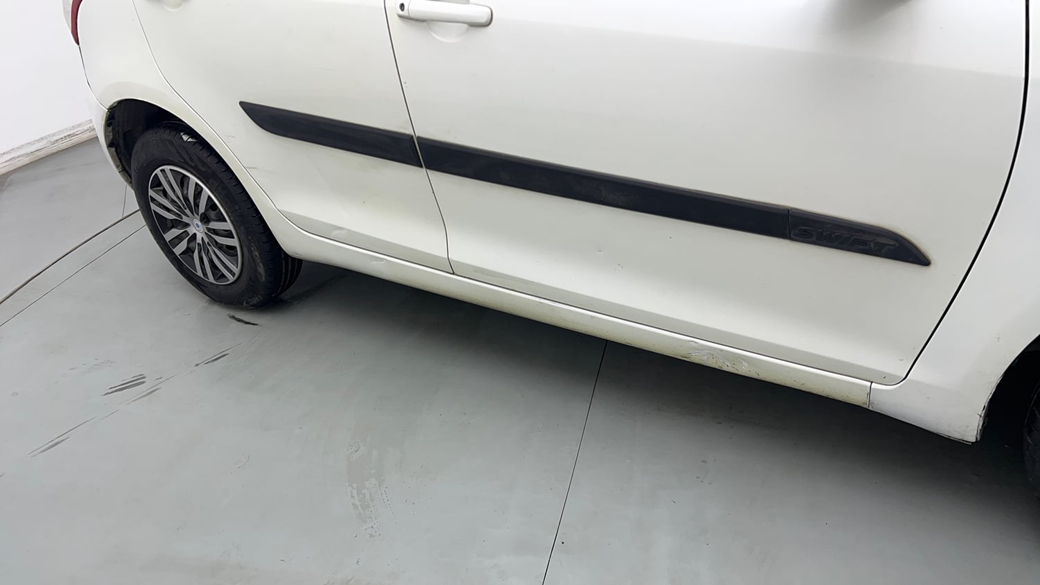 Used 2013 Maruti Suzuki Swift VXI CNG (Outside Fitted) Cng Manual dents MINOR DENT