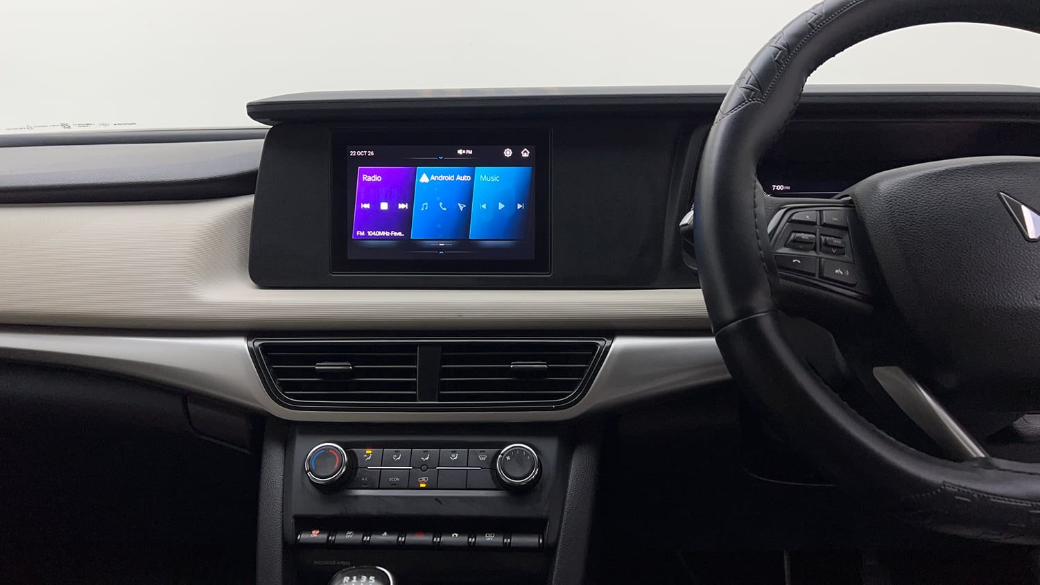 Used 2022 Mahindra XUV700 MX Petrol MT 5 STR Petrol Manual interior MUSIC SYSTEM & AC CONTROL VIEW