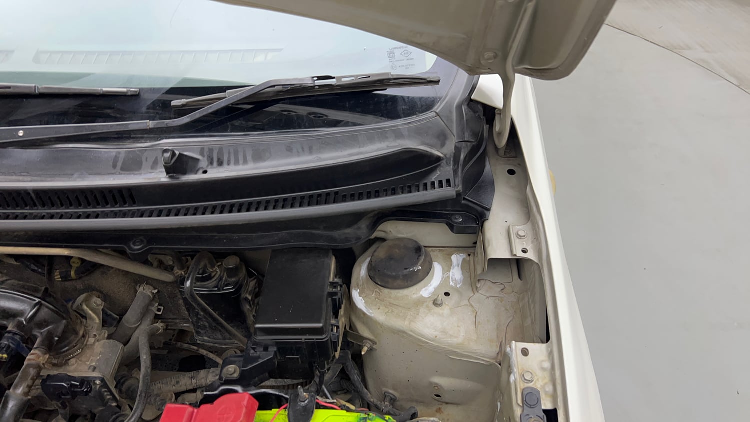 Used 2017 Maruti Suzuki Celerio VXi Petrol Manual engine ENGINE LEFT SIDE HINGE & APRON VIEW