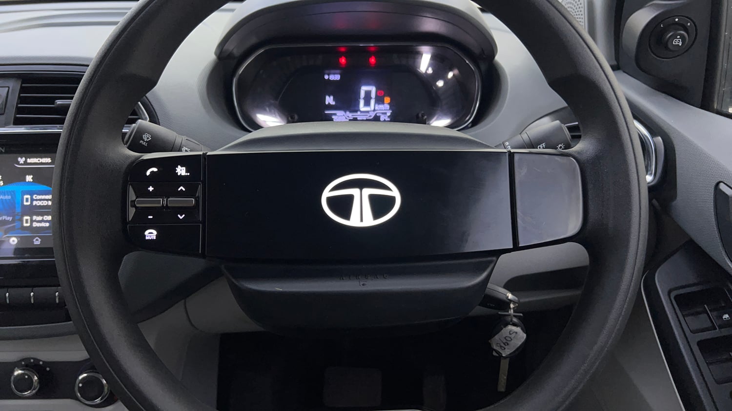 Used 2025 Tata Tiago XTA Petrol Automatic top_features Airbags
