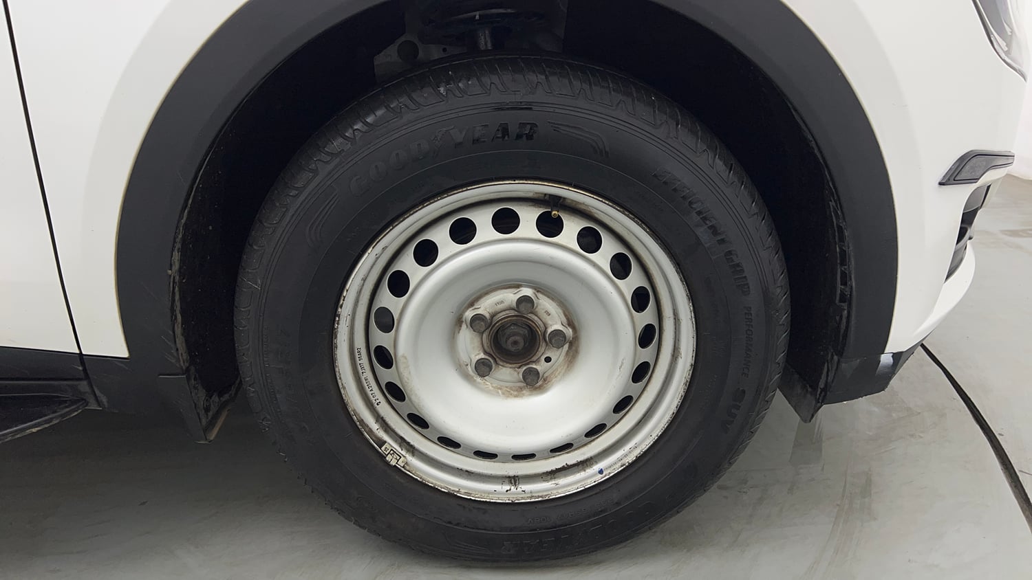 Used 2022 Mahindra XUV700 MX Petrol MT 5 STR Petrol Manual tyres RIGHT FRONT TYRE RIM VIEW