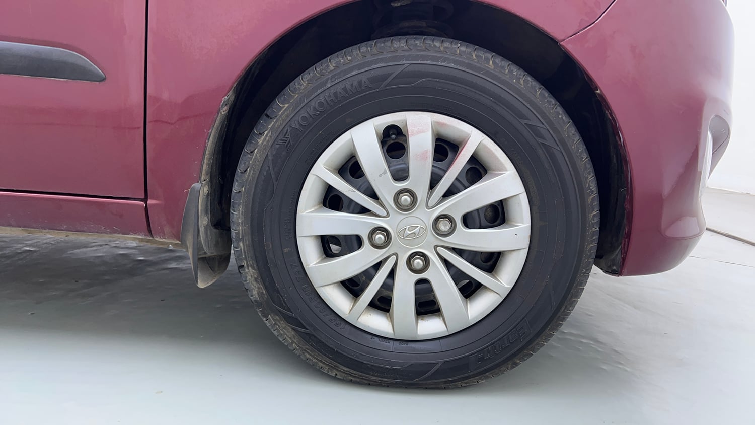 Used 2015 Hyundai i10 Sportz 1.1 iRDE2 Petrol Manual tyres RIGHT FRONT TYRE RIM VIEW