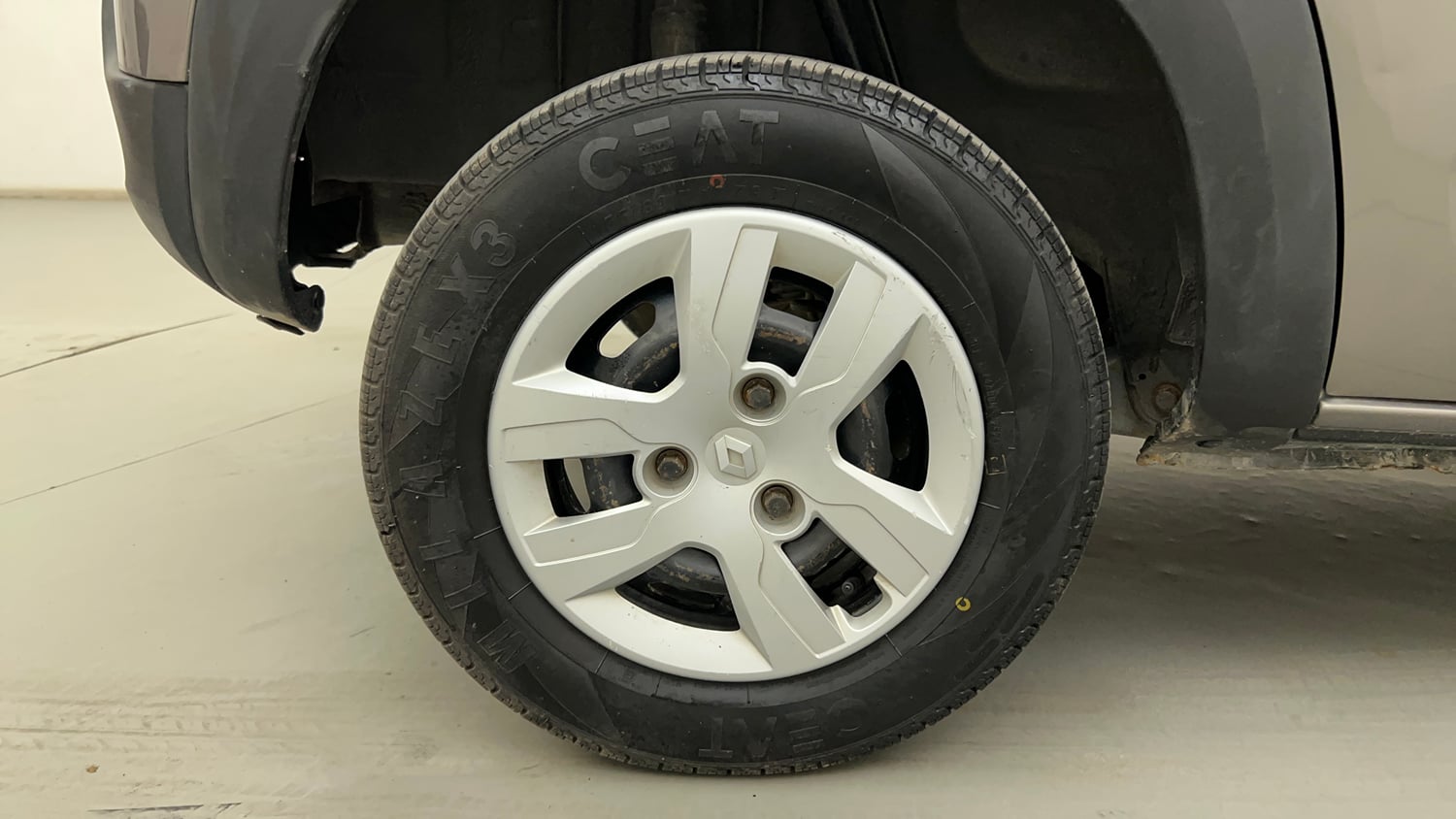 Used 2018 Renault Kwid 1.0 RXL Petrol Manual tyres RIGHT REAR TYRE RIM VIEW