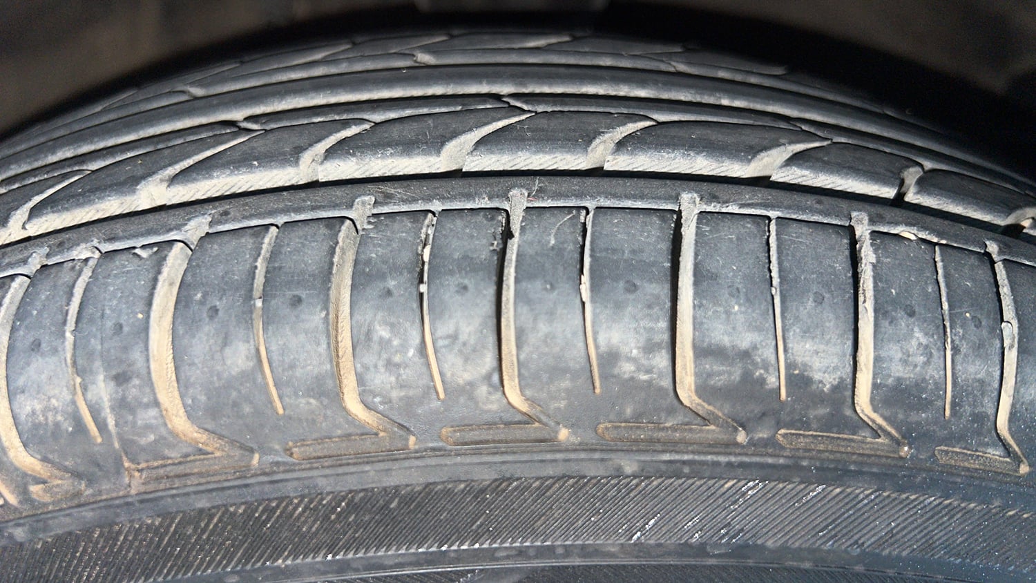 Used 2015 Hyundai i10 Sportz 1.1 iRDE2 Petrol Manual tyres RIGHT FRONT TYRE TREAD VIEW