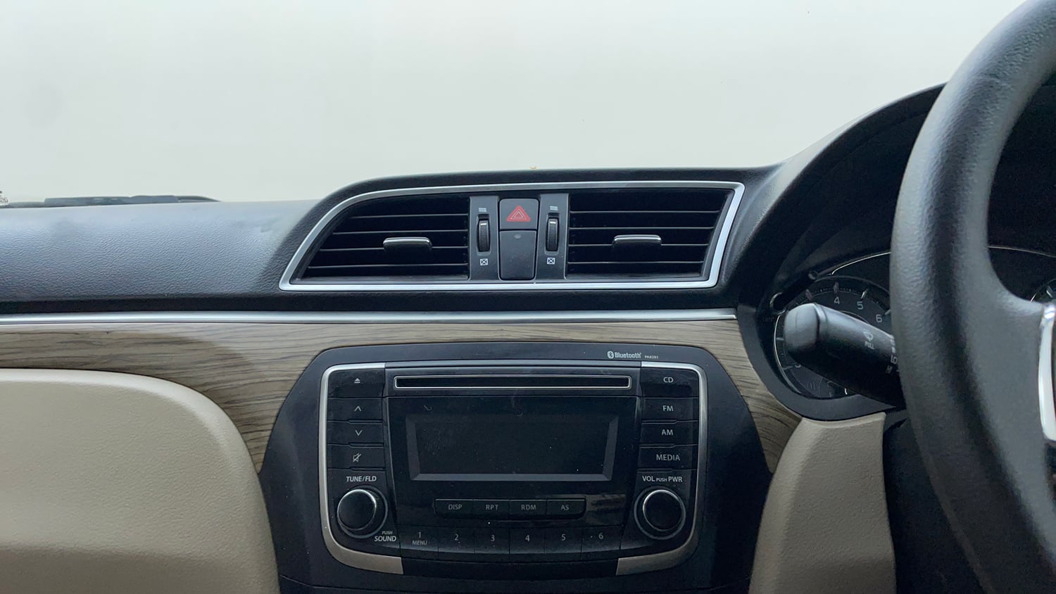 Used 2019 Maruti Suzuki Ciaz Zeta Hybrid 1.5 AT Petrol Automatic top_features Integrated (in-dash) music system